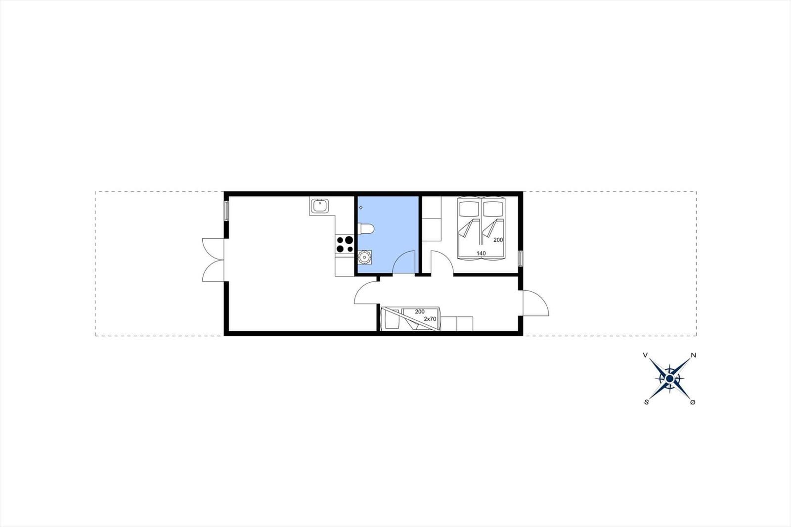 Wohnung mit Küche, Bad und Schlafzimmer. Flur mit Treppe.