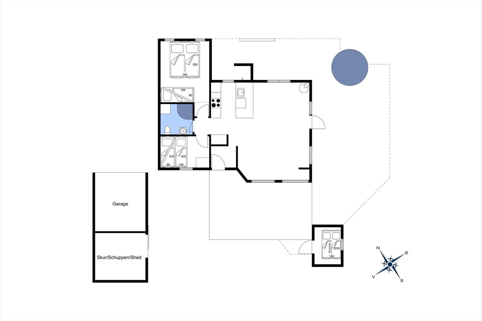 Wohnung mit Küche, Schlafzimmer und Bad. Außenbereich mit Pool und Garage.