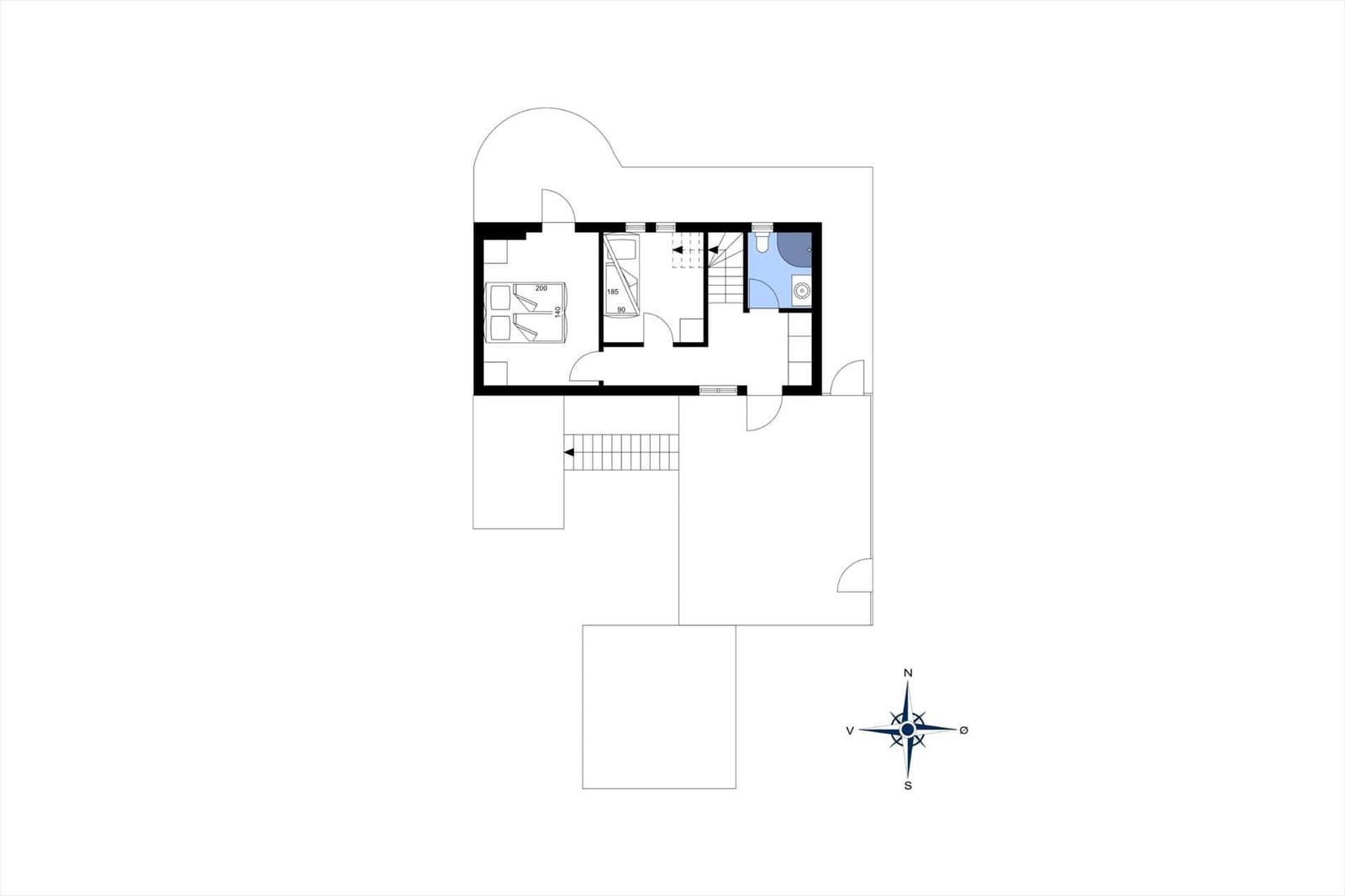 Gebäudegrundriss mit Schlafzimmer, Bad und Treppe zur Untergeschoßebene.