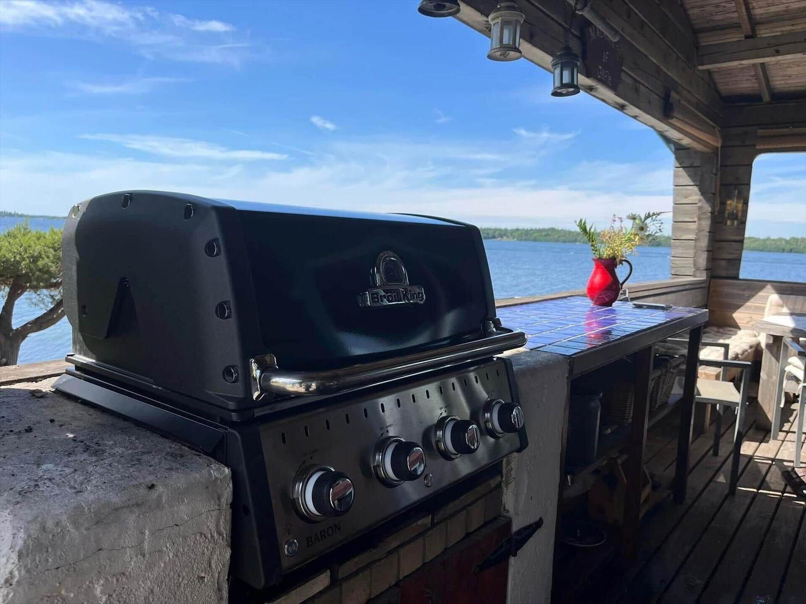 Baron Grill auf Terrasse mit Blick auf See
