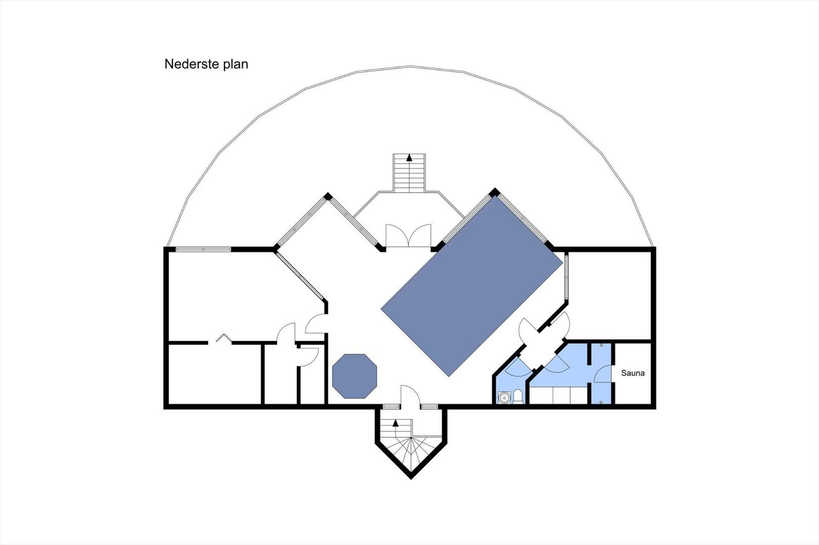Gebäudegrundriss mit Sauna und zentraler Raumstruktur.