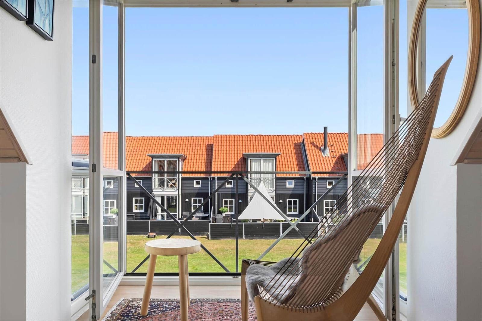 Sitzgelegenheit mit Blick auf rote Dächer und Grünfläche