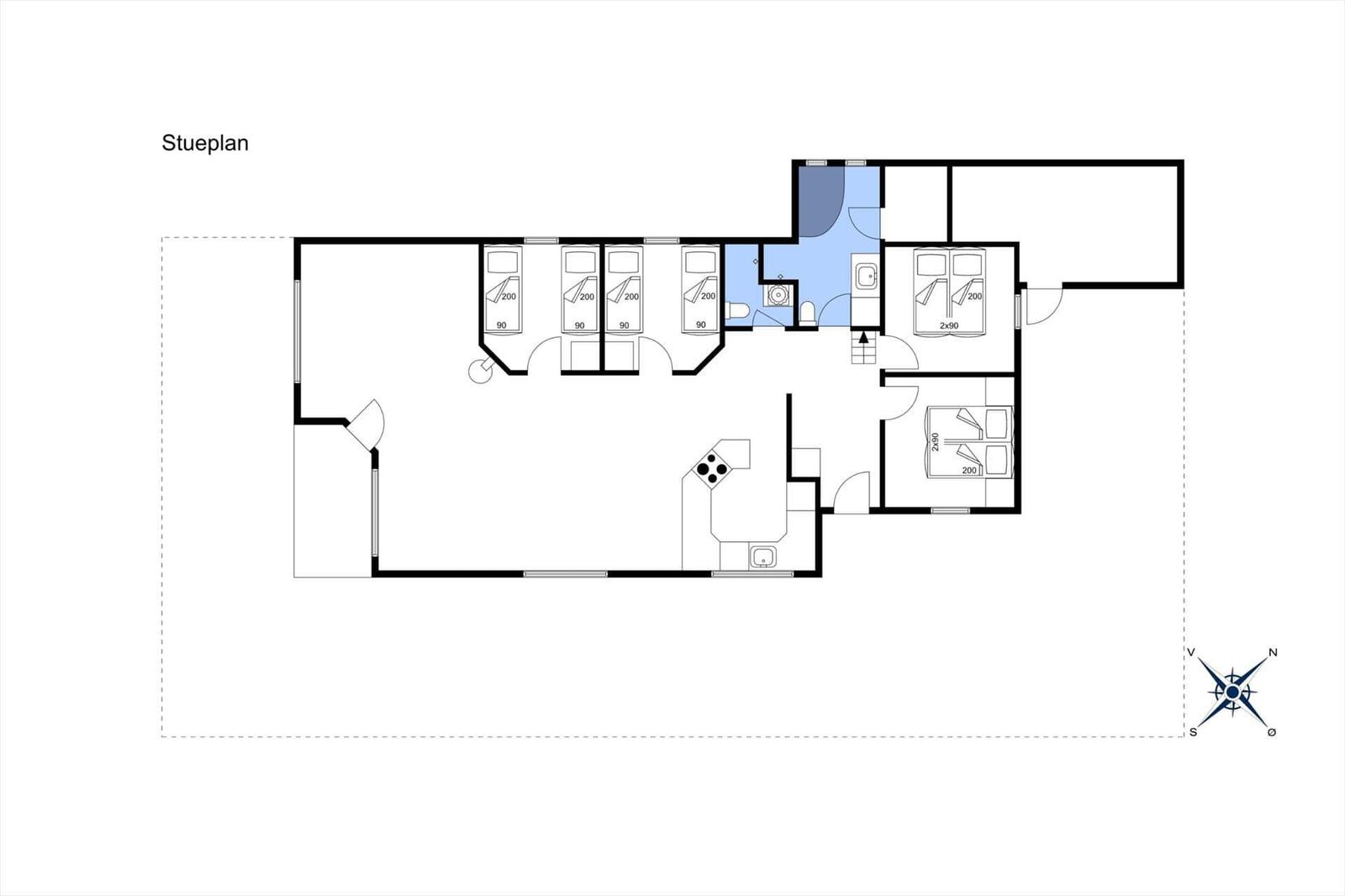 Stueplan zeigt Wohnraum, Küche, Badezimmer und Schlafzimmer mit Betten.