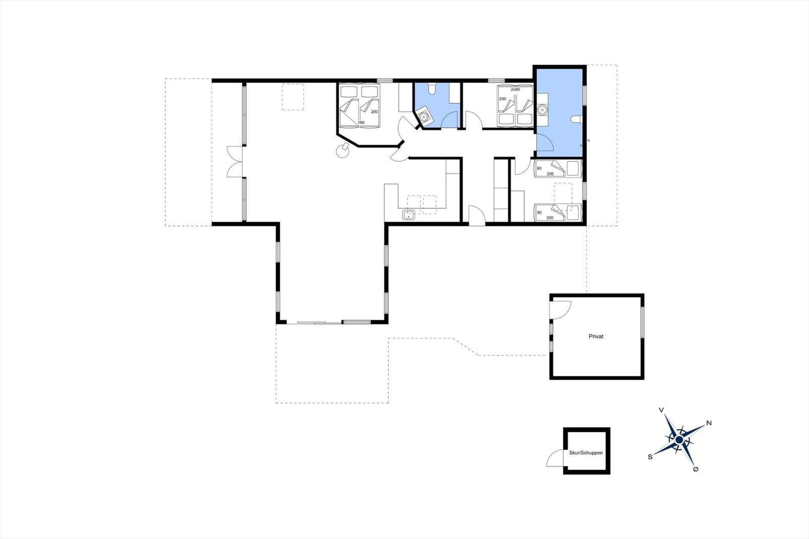 Flur mit Schlafzimmer, Bad und Küche. Privater Bereich und Schuppen.