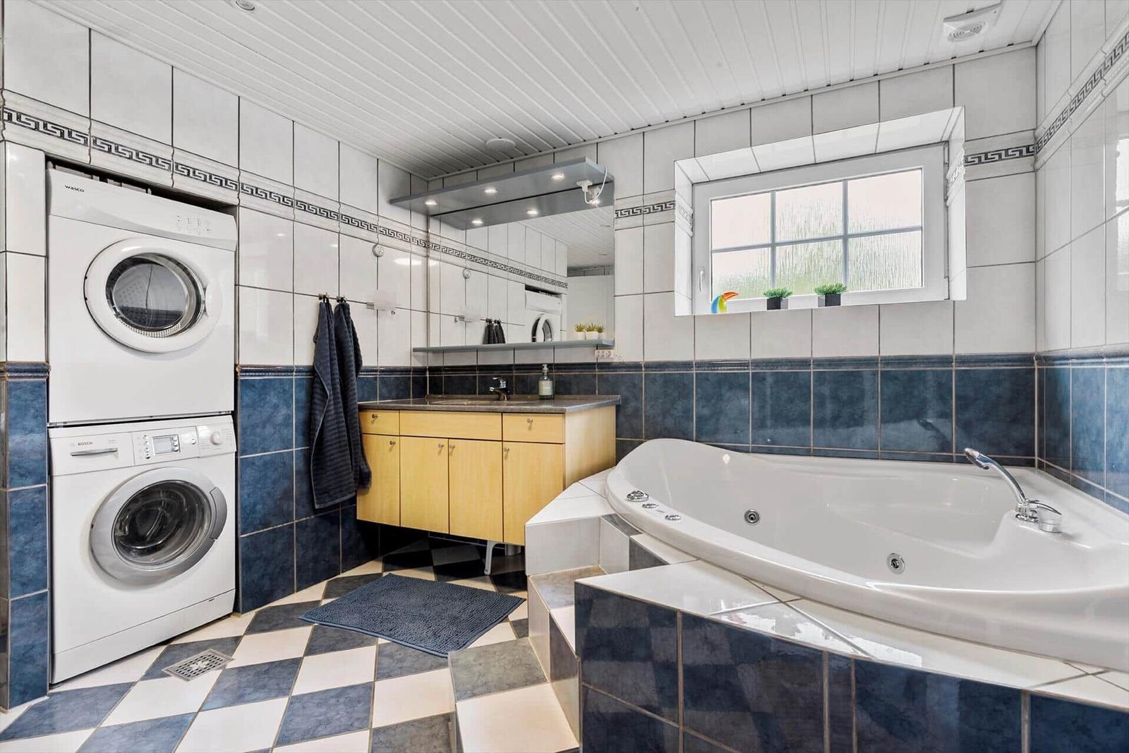 Bad mit Whirlpool, Waschmaschine und Spiegelschrank