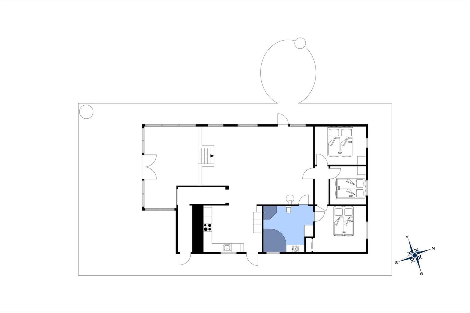 Geschossplan mit Küche, drei Schlafzimmern und Bad. Hinterhofbereich mit Sonnenschutz.