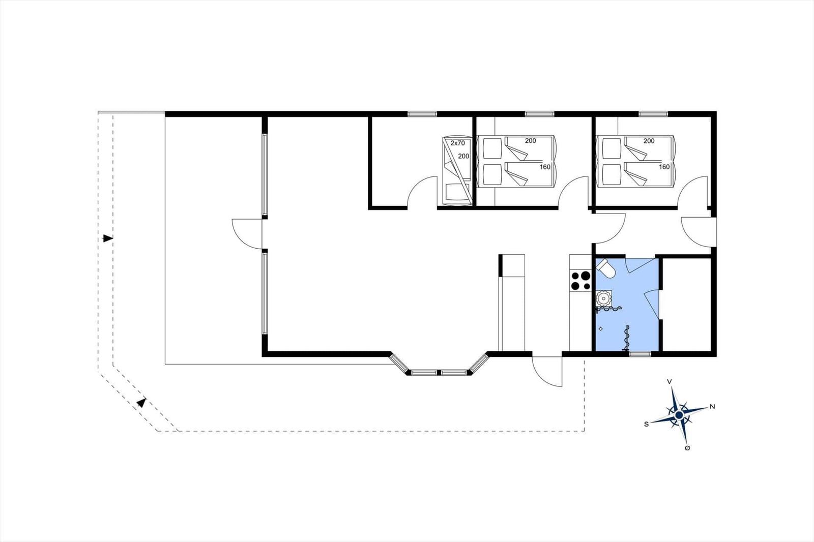 Apartment with three bedrooms, kitchen, and bathroom. Floor plan with orientation.