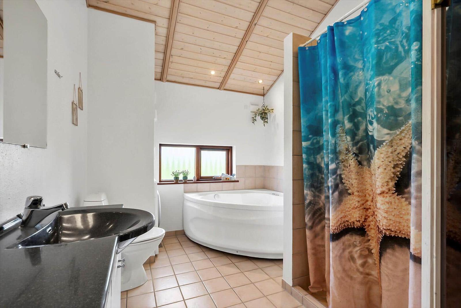 Badezimmer mit Badewanne, Dusche und Waschbecken