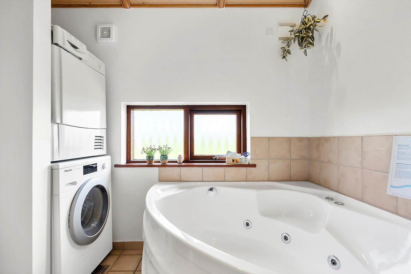 Bad mit Whirlpool, Fenster und Waschmaschine