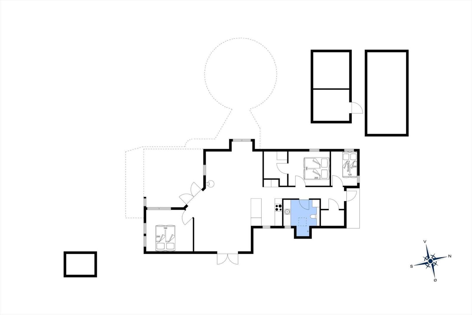 Wohnung mit Küche, Schlafzimmer und Bad. Lage mit Kompass.