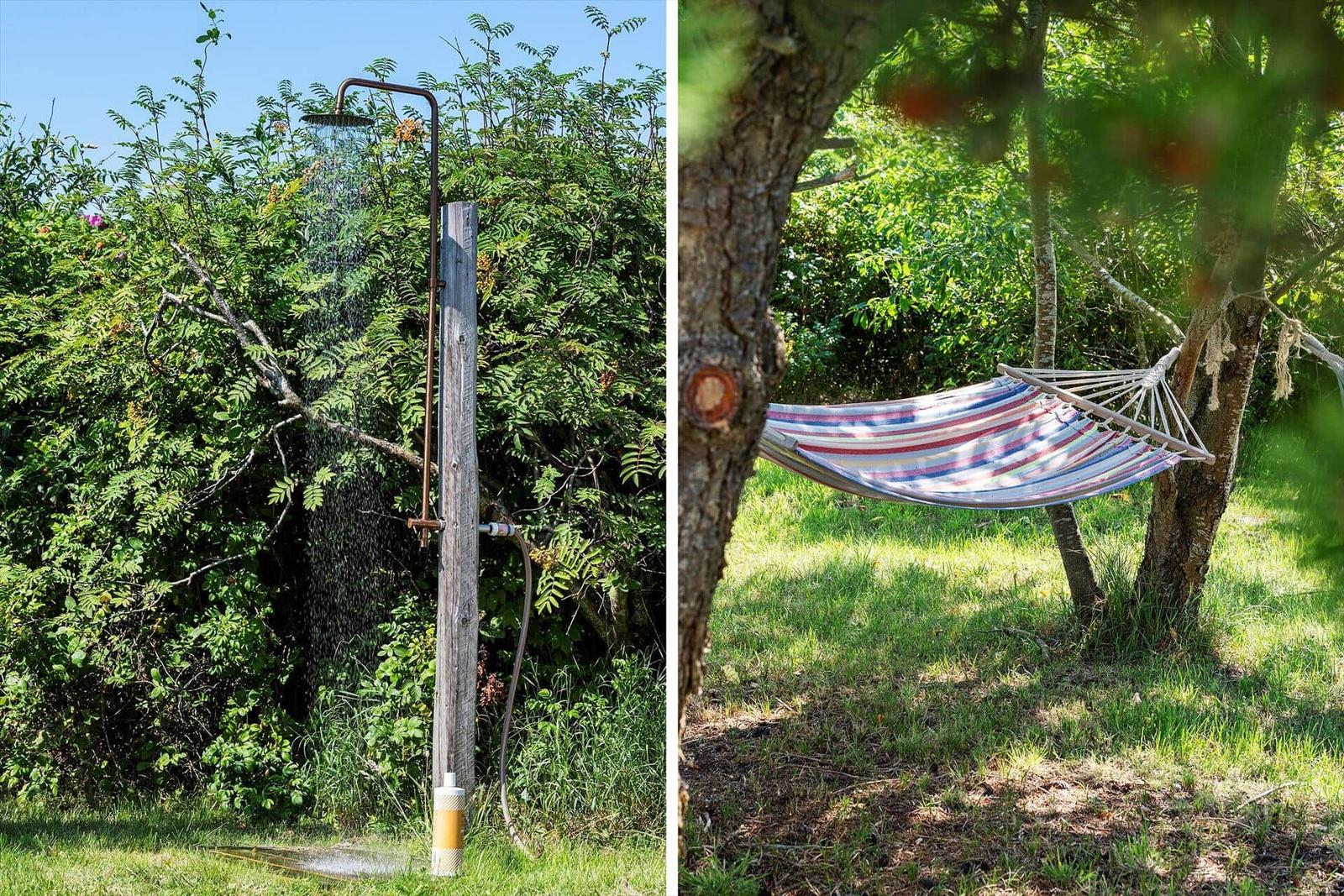 Außen-Dusche und Hängemattensitz unter Bäumen