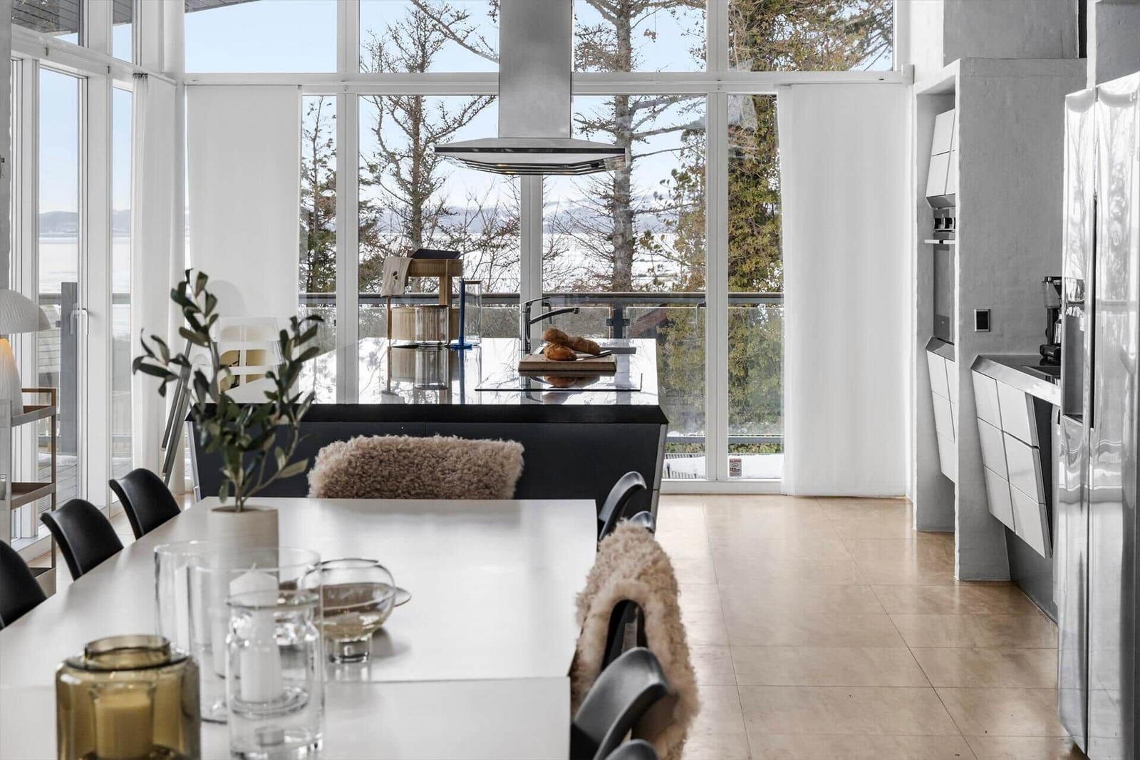 Moderne Küche mit Essbereich und Blick auf die Landschaft.