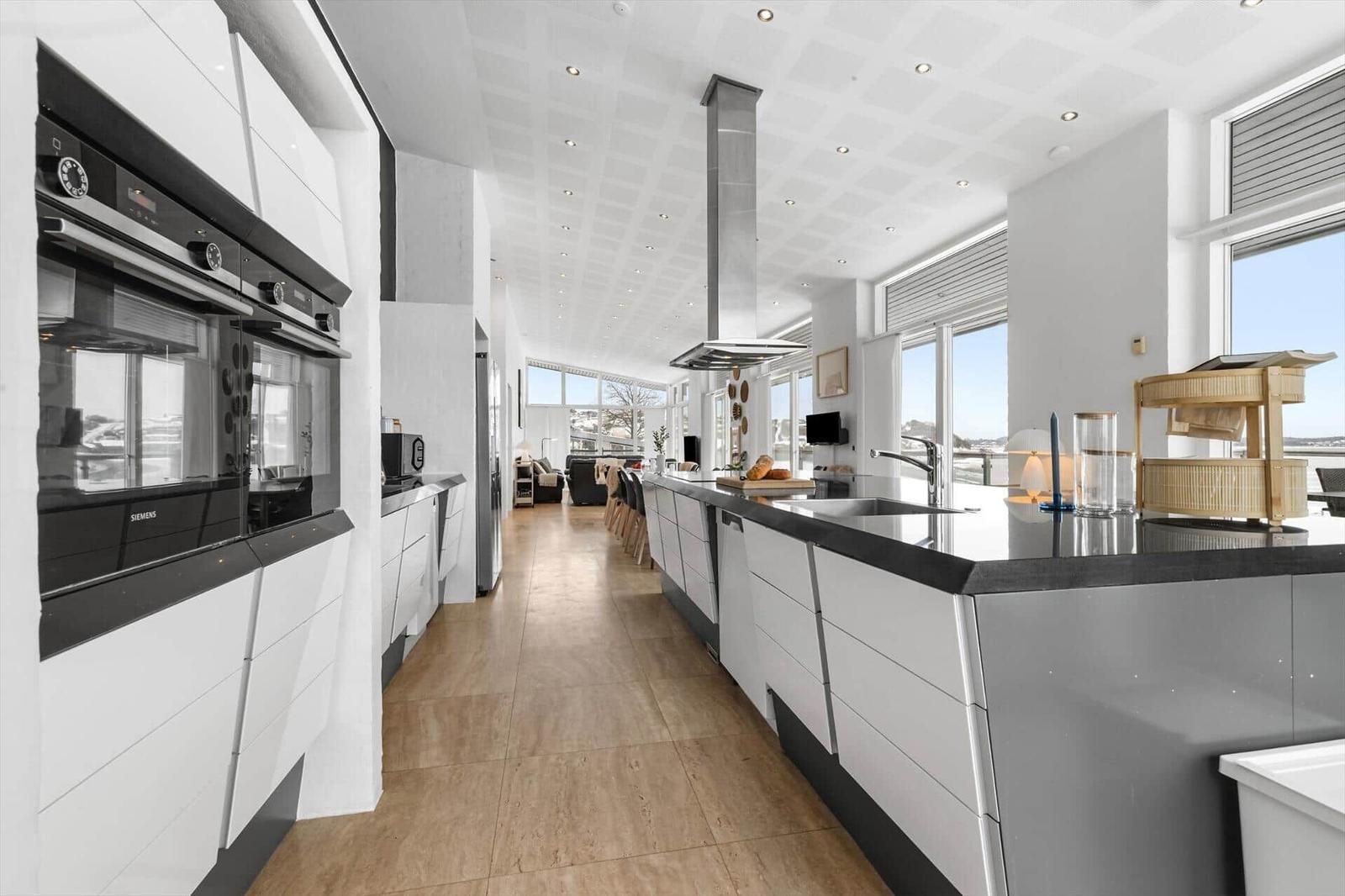 Moderne Küche mit Arbeitsplatte und Fensterblick