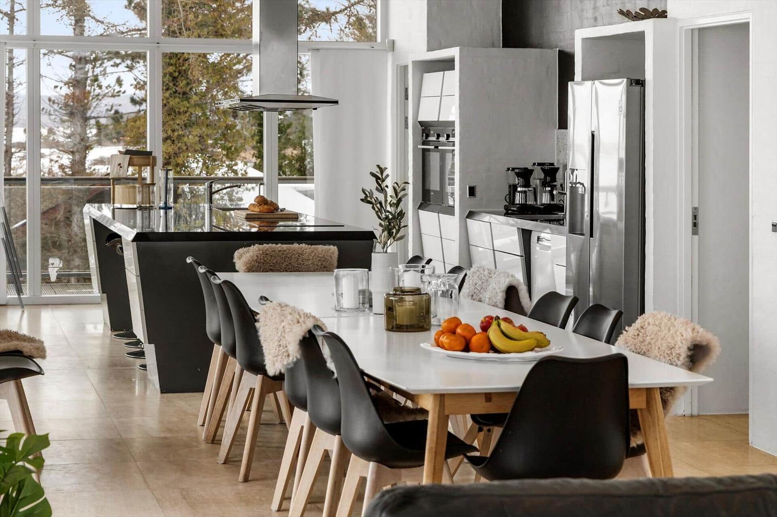 Moderne Küche mit Essbereich und großem Fensterblick.