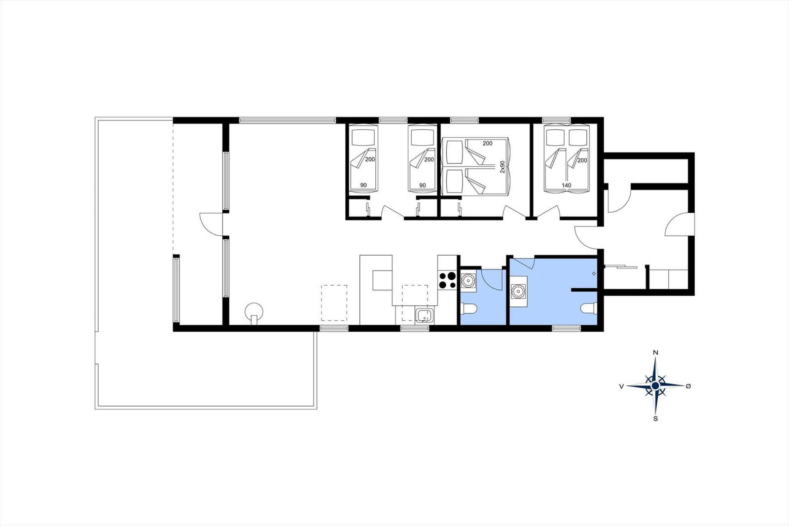 Apartment with three bedrooms, kitchen, and bathroom. Floor plan with orientation.