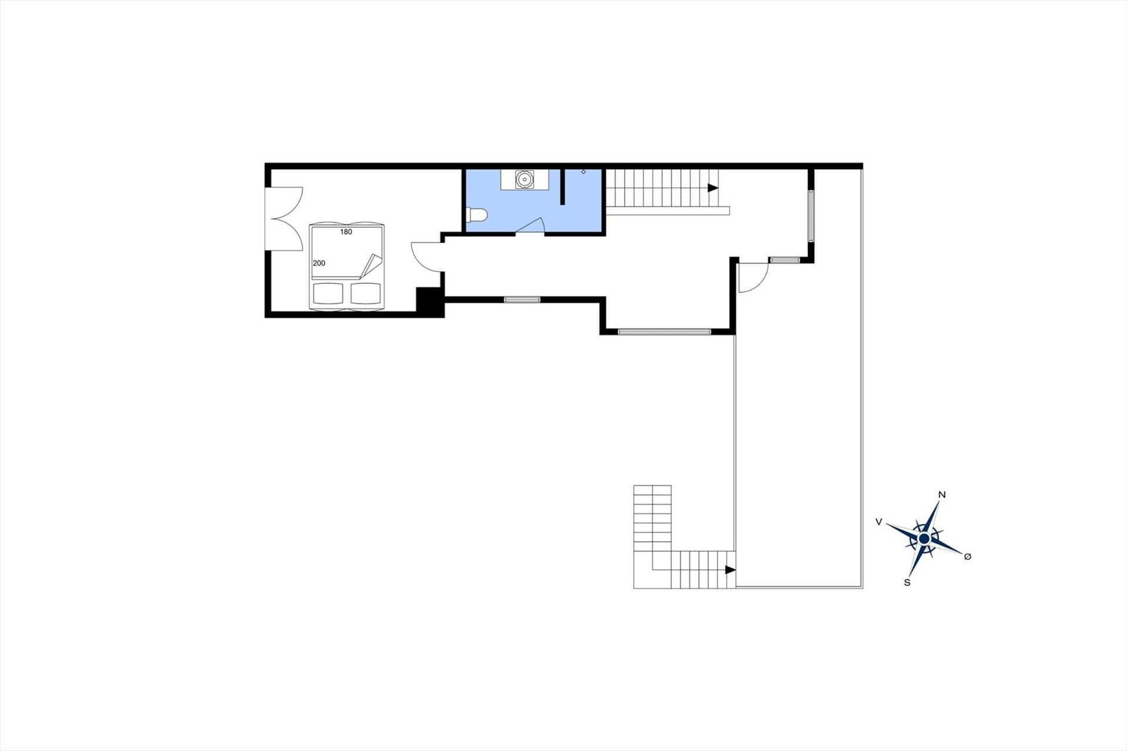 Erdgeschossplan mit Schlafzimmer, Bad und Treppe zur oberen Etage.