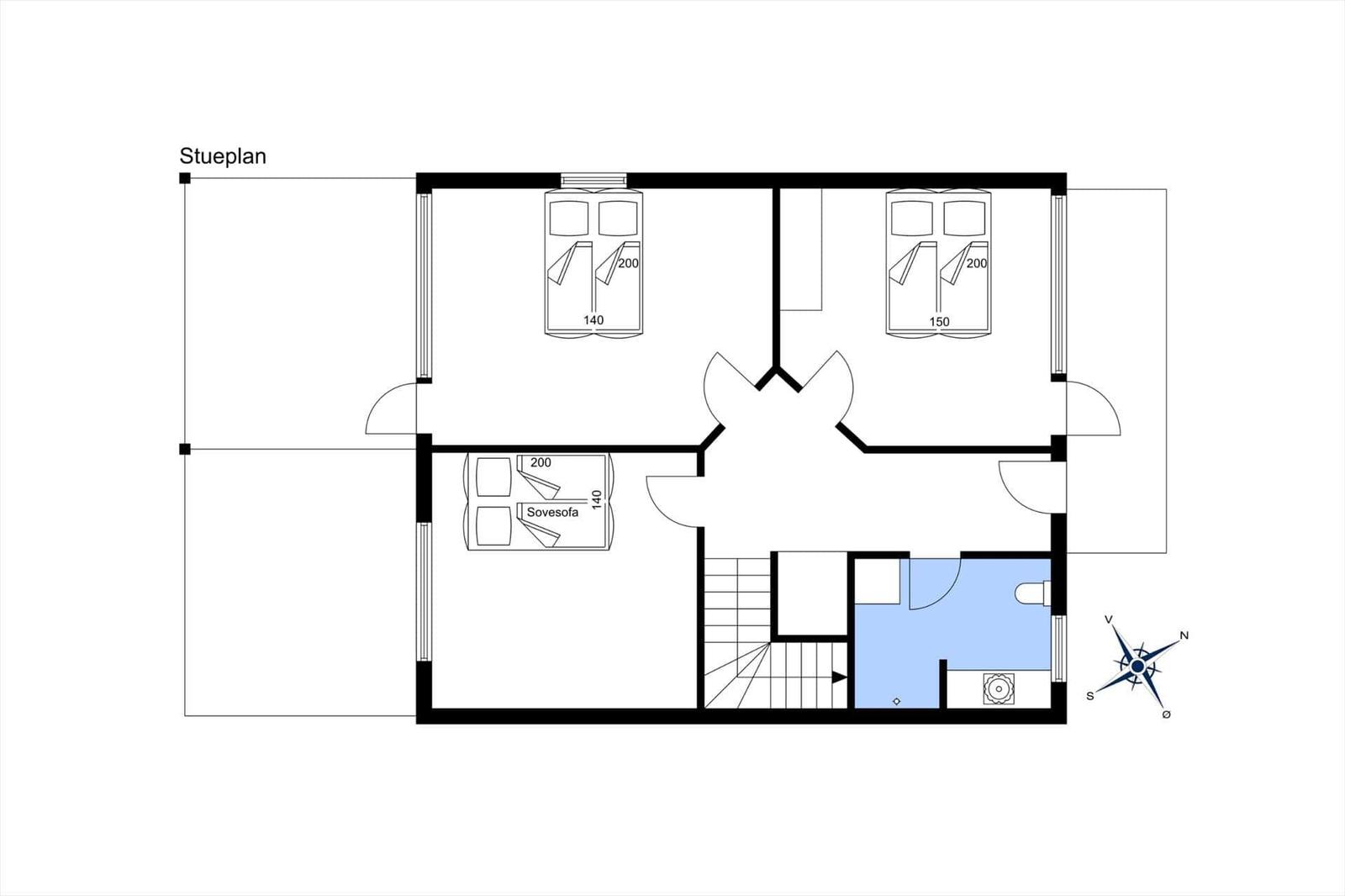 Stueplan zeigt zwei Schlafzimmer, ein Wohnzimmer mit Sovesofa und eine Toilette.