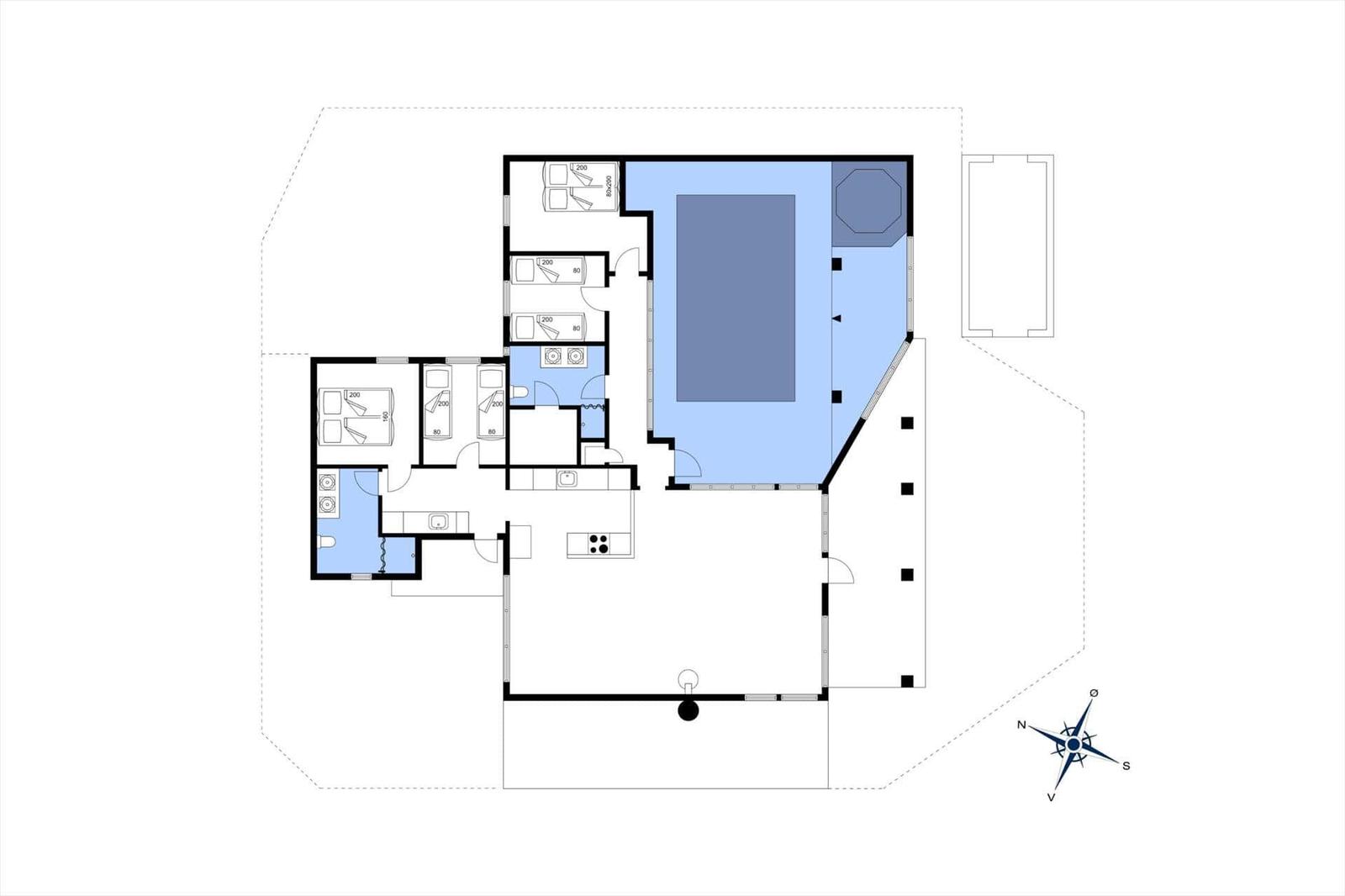 Funktionaler Grundriss mit Küche, Schlafzimmern und Bad. Poolbereich und Terrasse vorhanden.