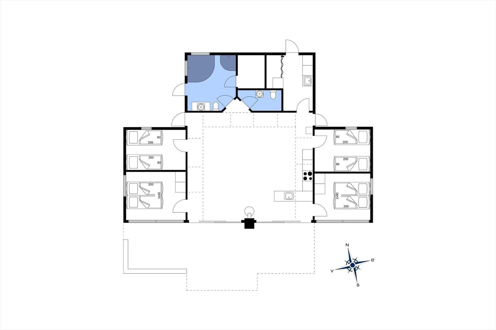 Gebäudegrundriss mit vier Schlafzimmern und zentraler Küche.