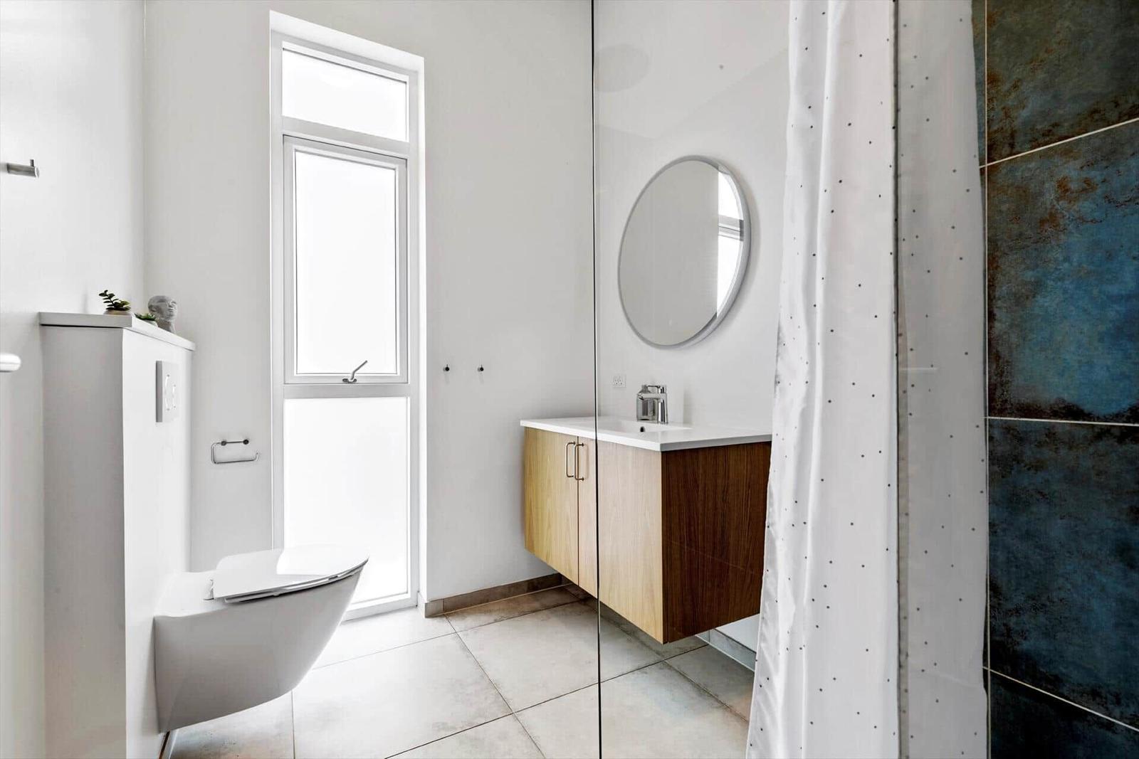 Badezimmer mit Toilette, Waschbecken und Dusche