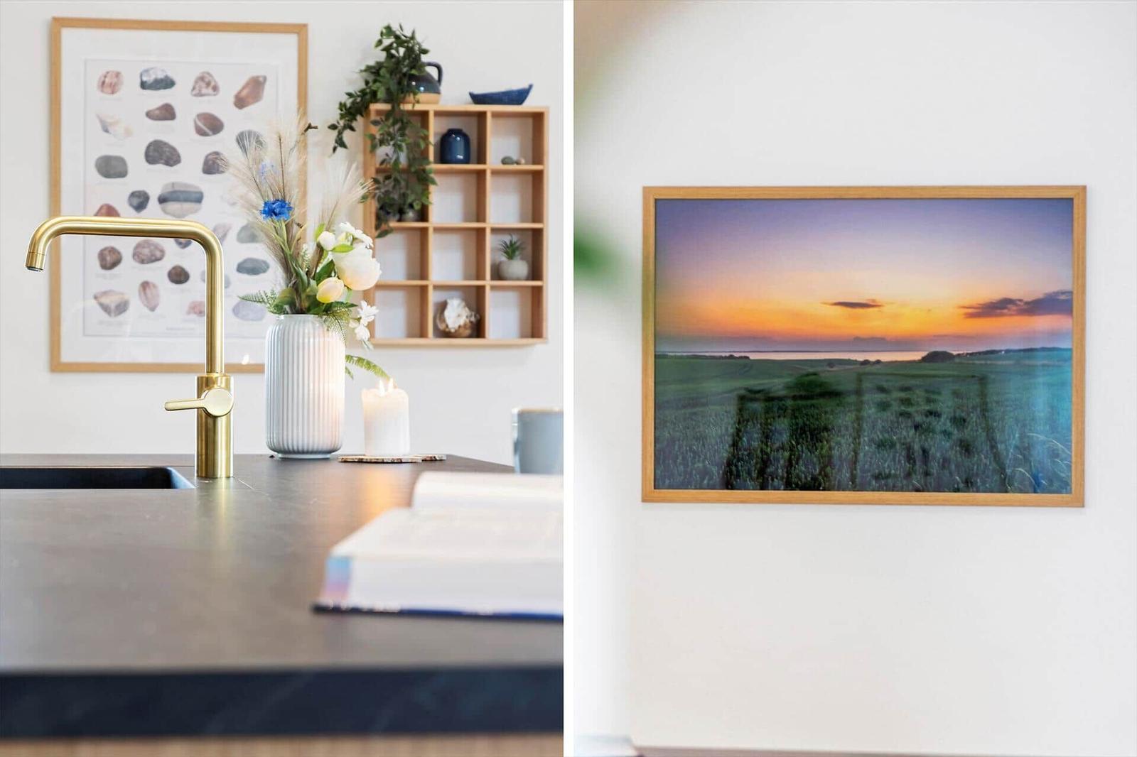Küche mit goldenem Wasserhahn und Bild an der Wand