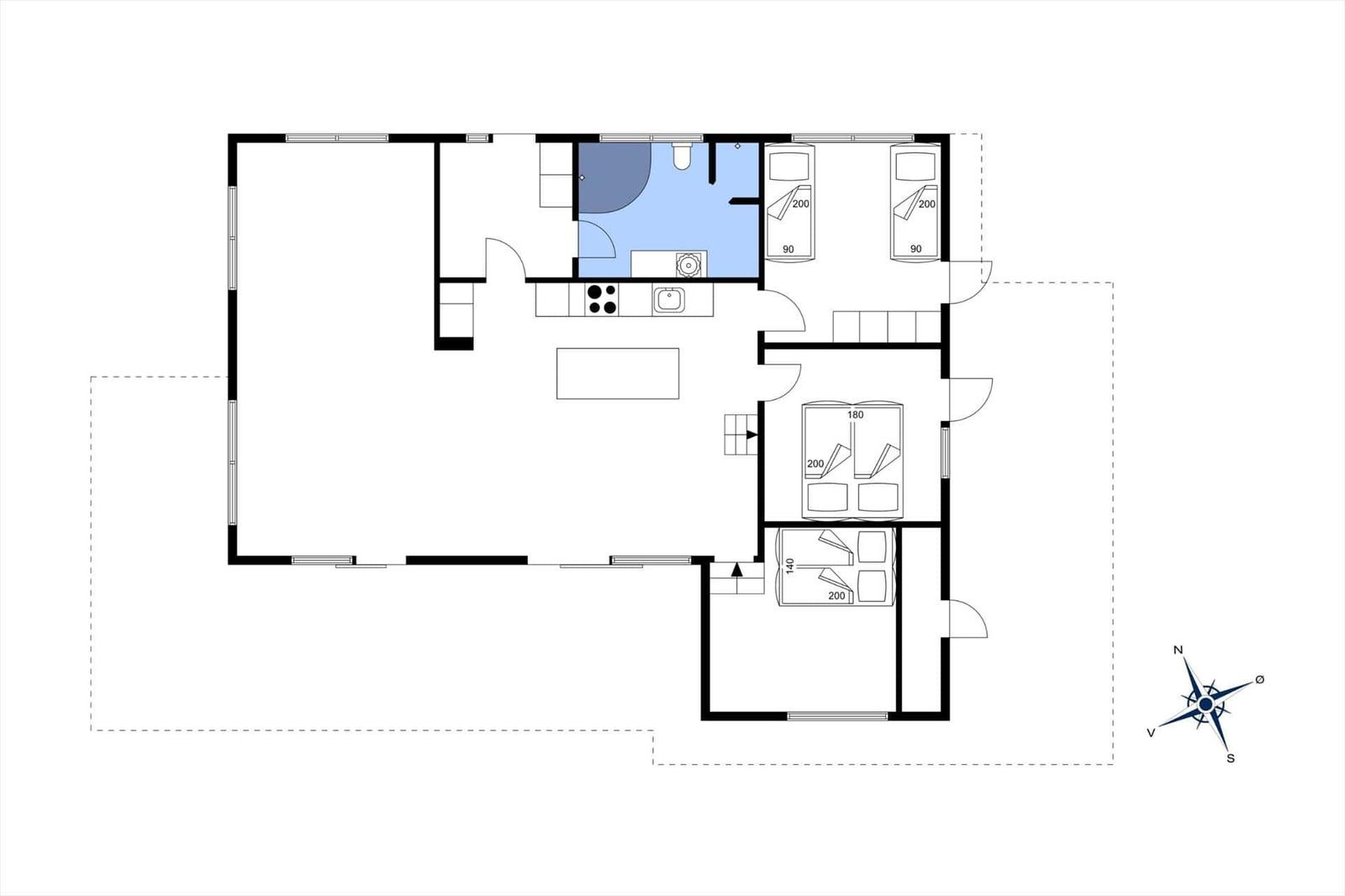 Wohnung mit Küche, Bad und drei Schlafzimmern mit Betten.