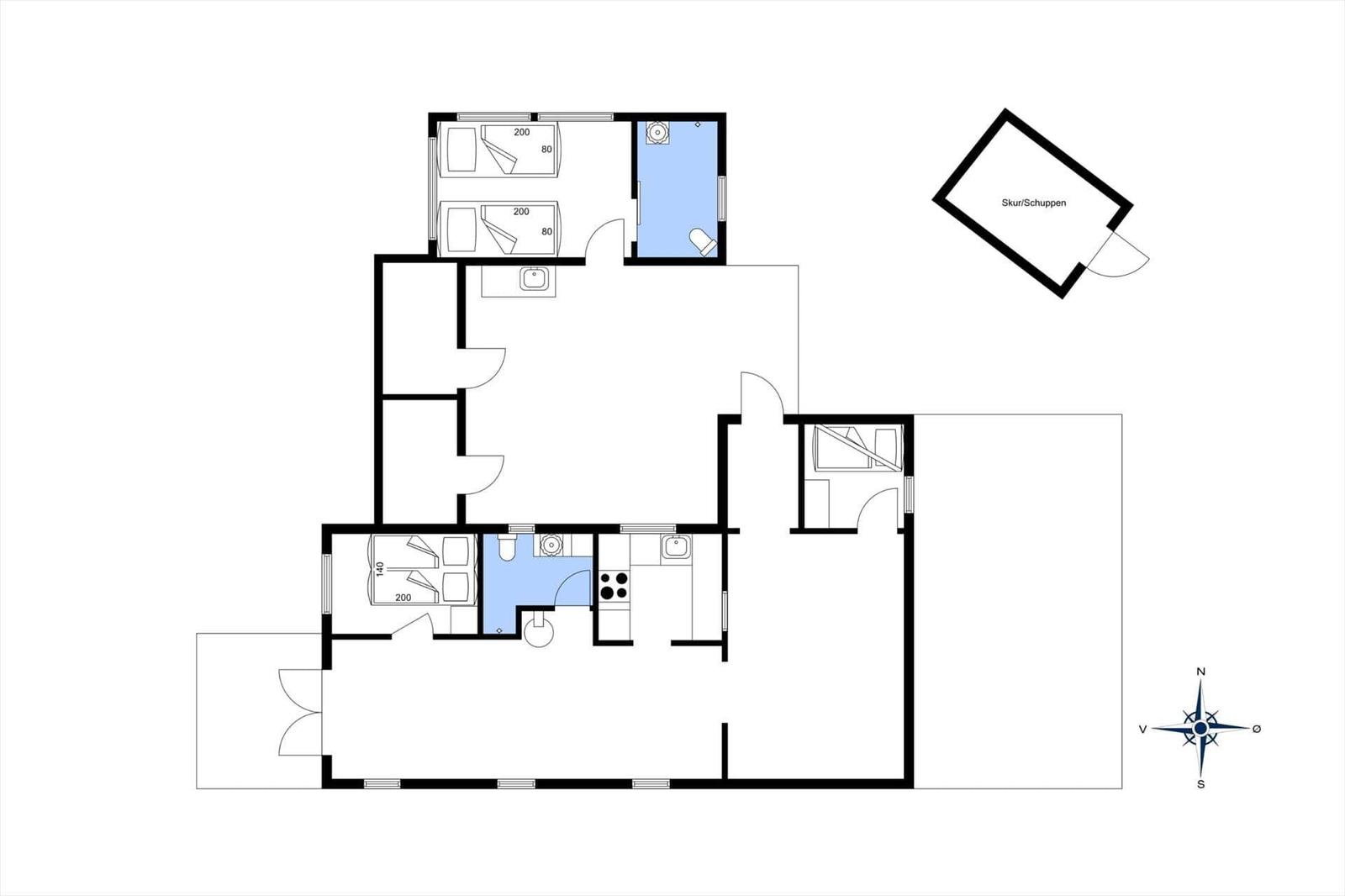 Wohnung mit drei Schlafzimmern, Küche und Bad. Außenbereich mit Schuppen.