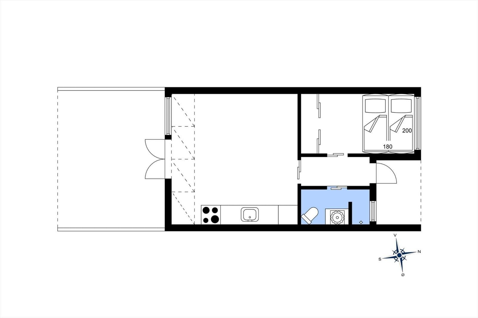 Wohnung mit Küche, Bad und Schlafzimmer mit Doppelbett.