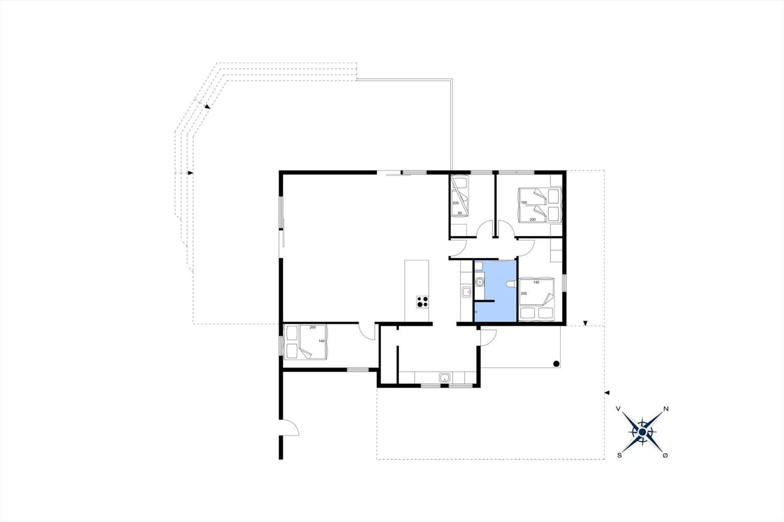 Apartment with three bedrooms, kitchen, and bathroom. Floor plan with orientation.