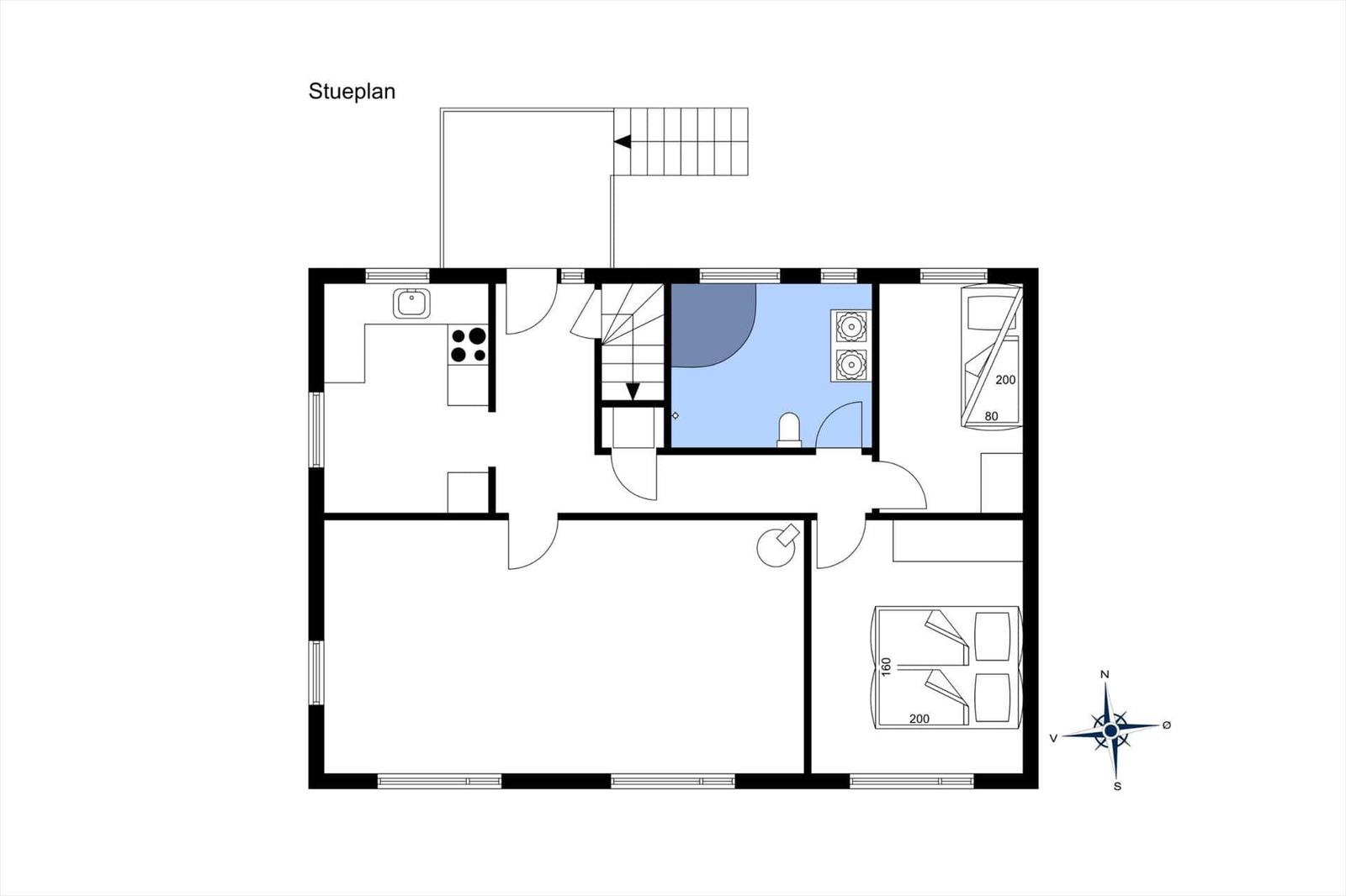 Geschossplan zeigt Küche, Bad, Schlafzimmer und Wohnbereich mit Stiegenhaus.