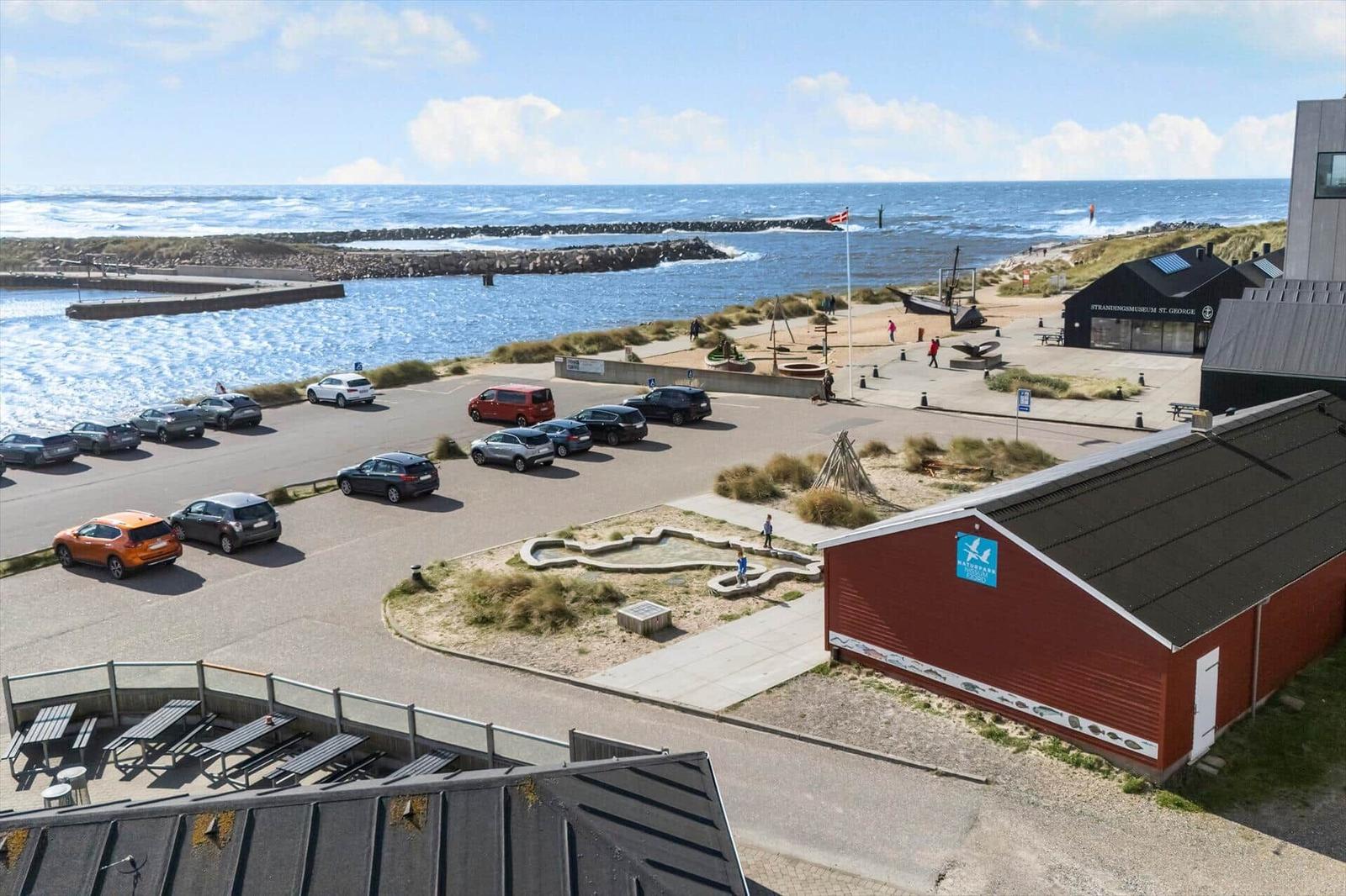 Parkplatz neben Strandmuseum mit Blick auf das Meer und Wellen.