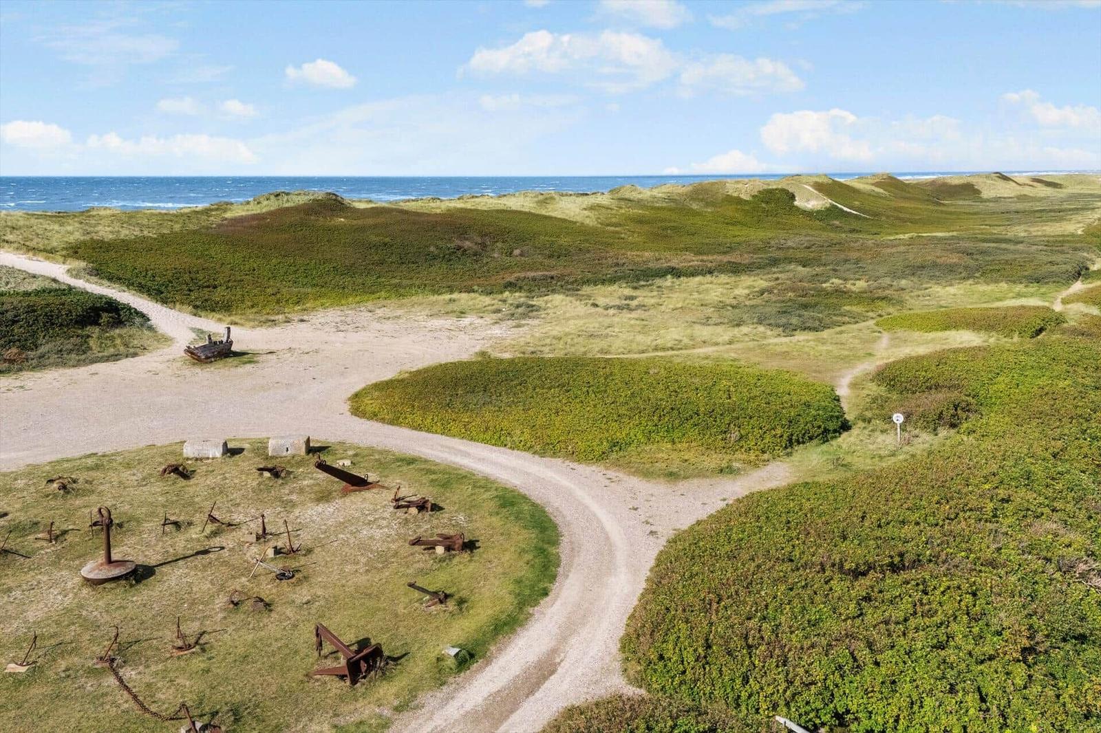Dünenlandschaft mit rustikalen Anker und Weg zum Meer