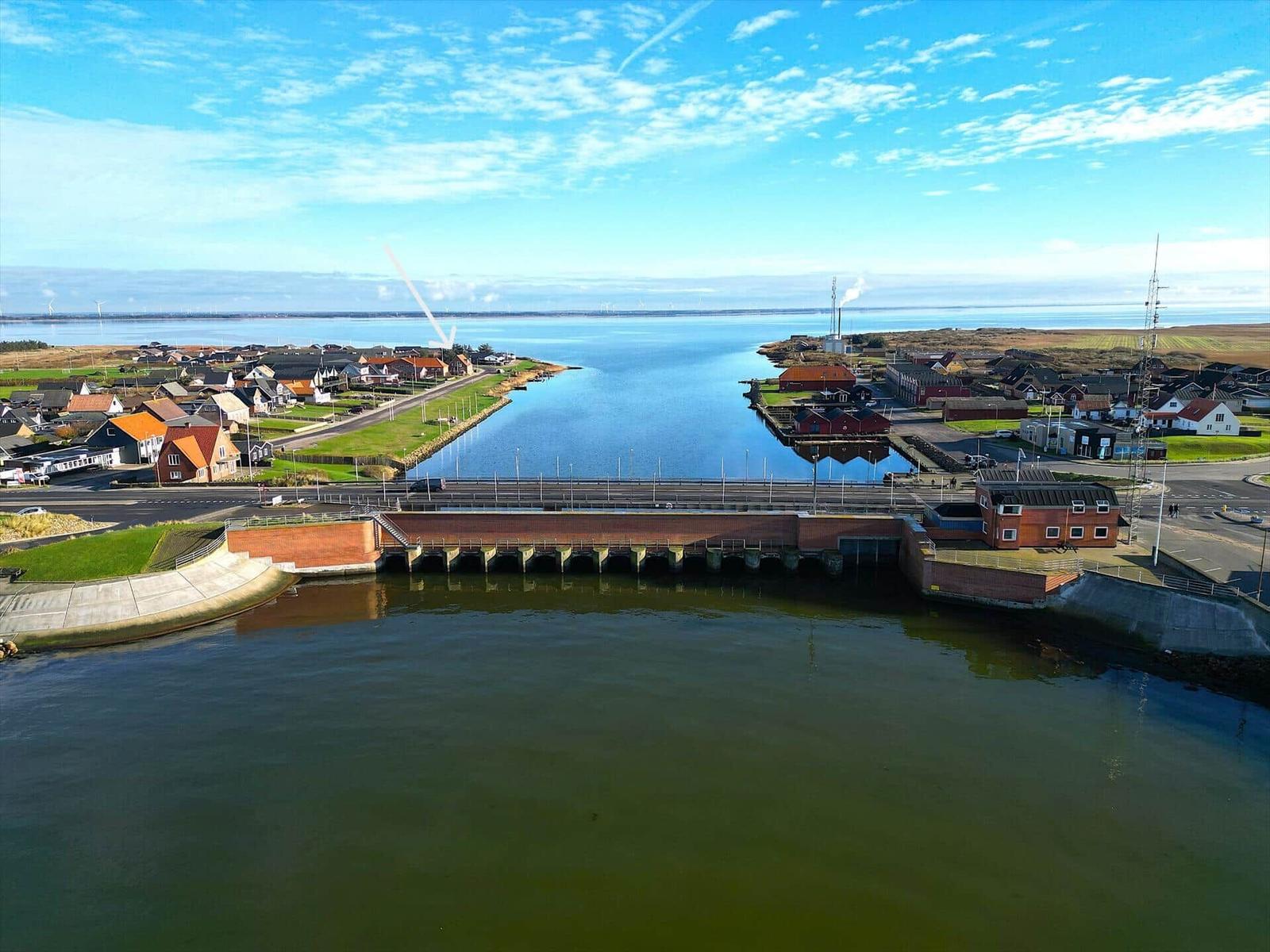 Aussicht auf Hafen mit Brücke und Häusern am Wasser.