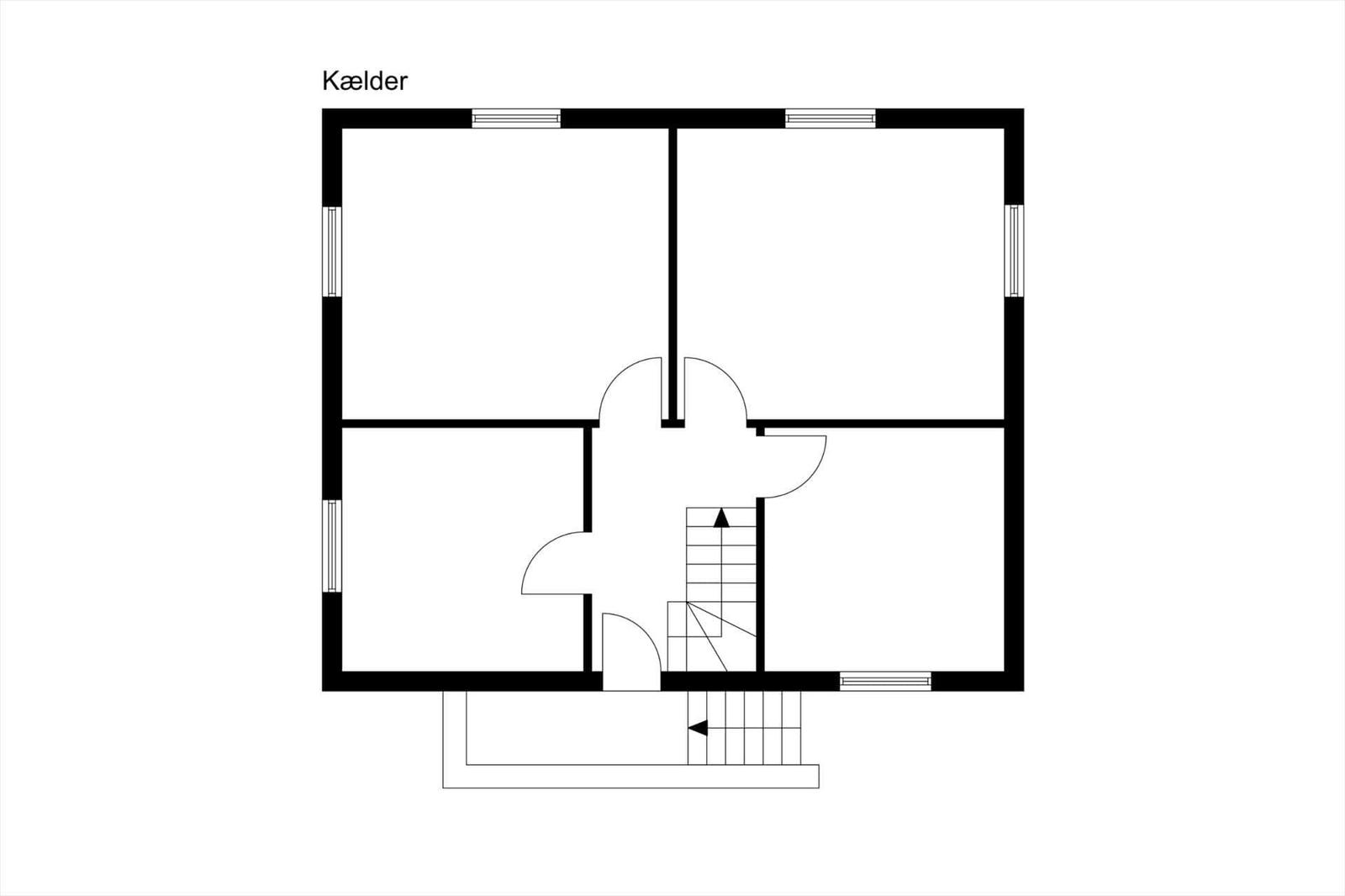Kellerplan mit vier Räumen und Treppe zur oberen Etage.
