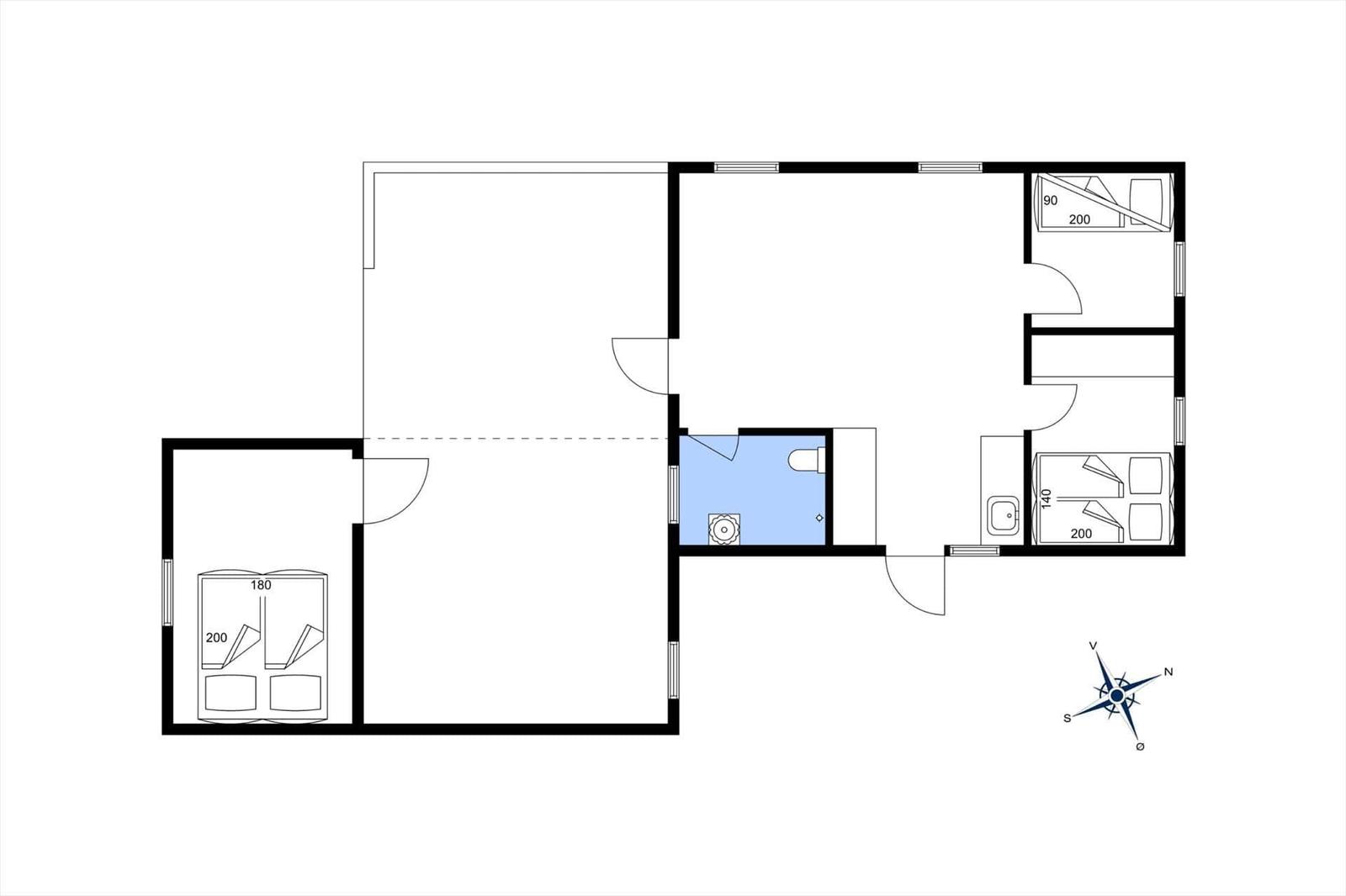 Apartment with three bedrooms and a kitchen.