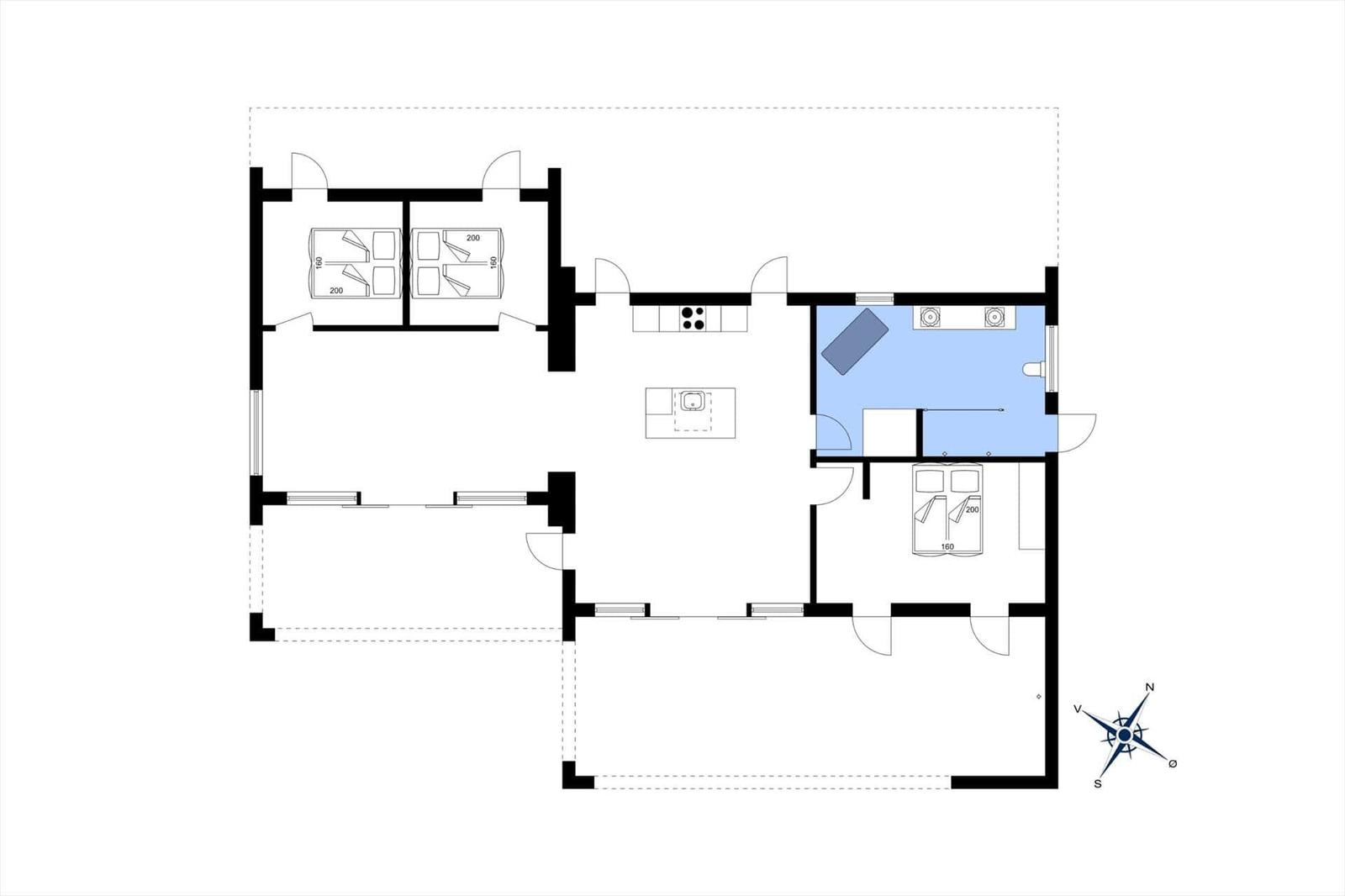 Apartment with three bedrooms, kitchen, and bathroom. Orientation northwest.