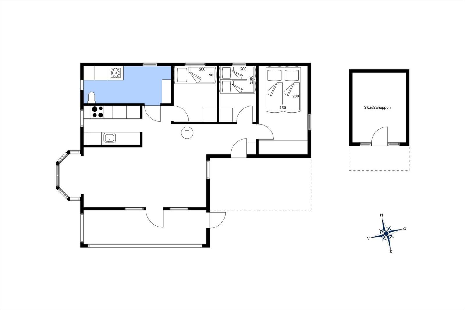 Wohnung mit Küche, drei Schlafzimmern und Anbau-Schuppen.