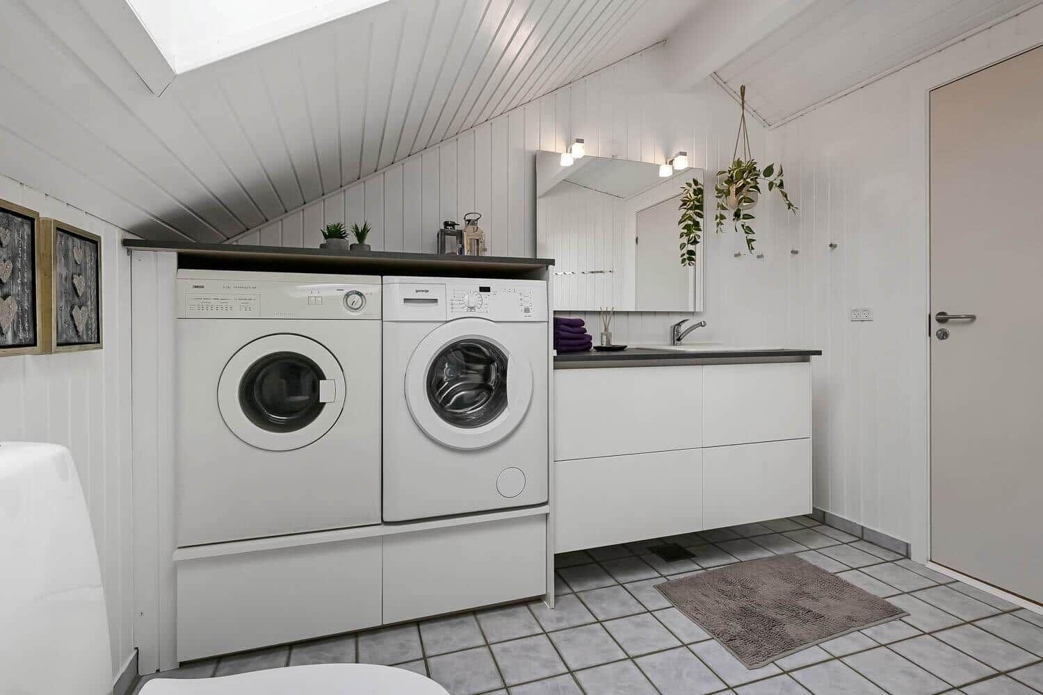 Wohnung mit Waschmaschine, Trockner und Waschbecken
