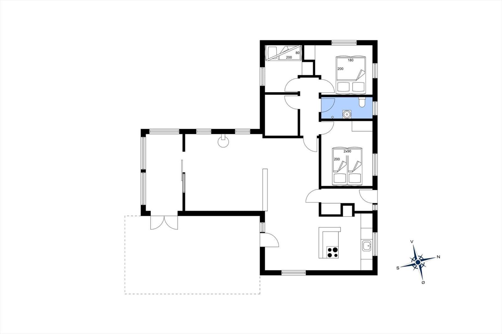Wohnung mit drei Schlafzimmern, Küche und Bad. Raumübersicht mit Kompass.
