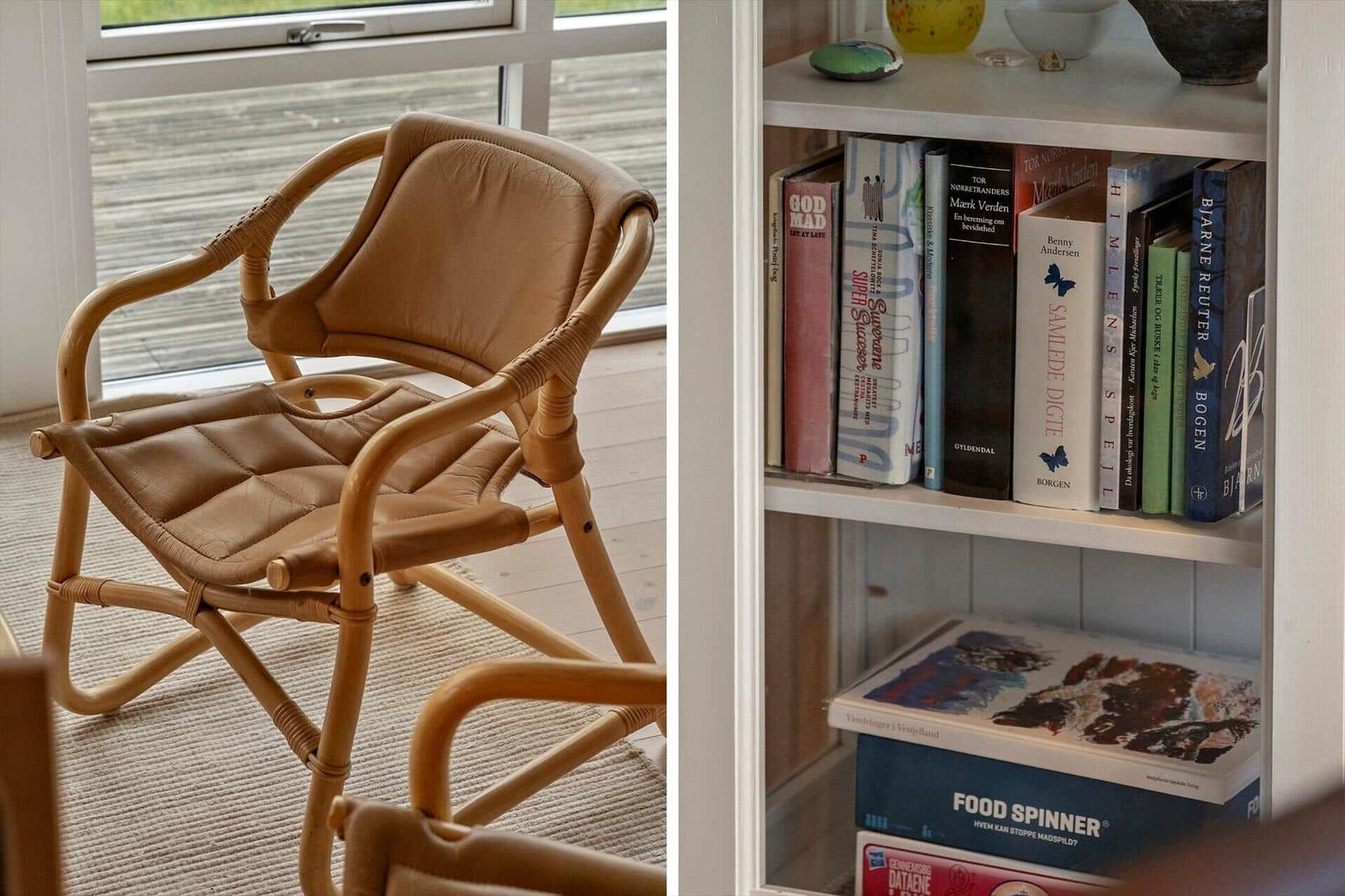 Ein braunes Ledersessel vor einem Fenster und ein Bücherregal mit verschiedenen Büchern.