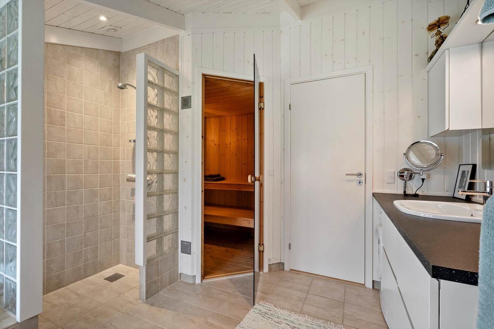 Badezimmer mit Dusche, Sauna und Waschbecken