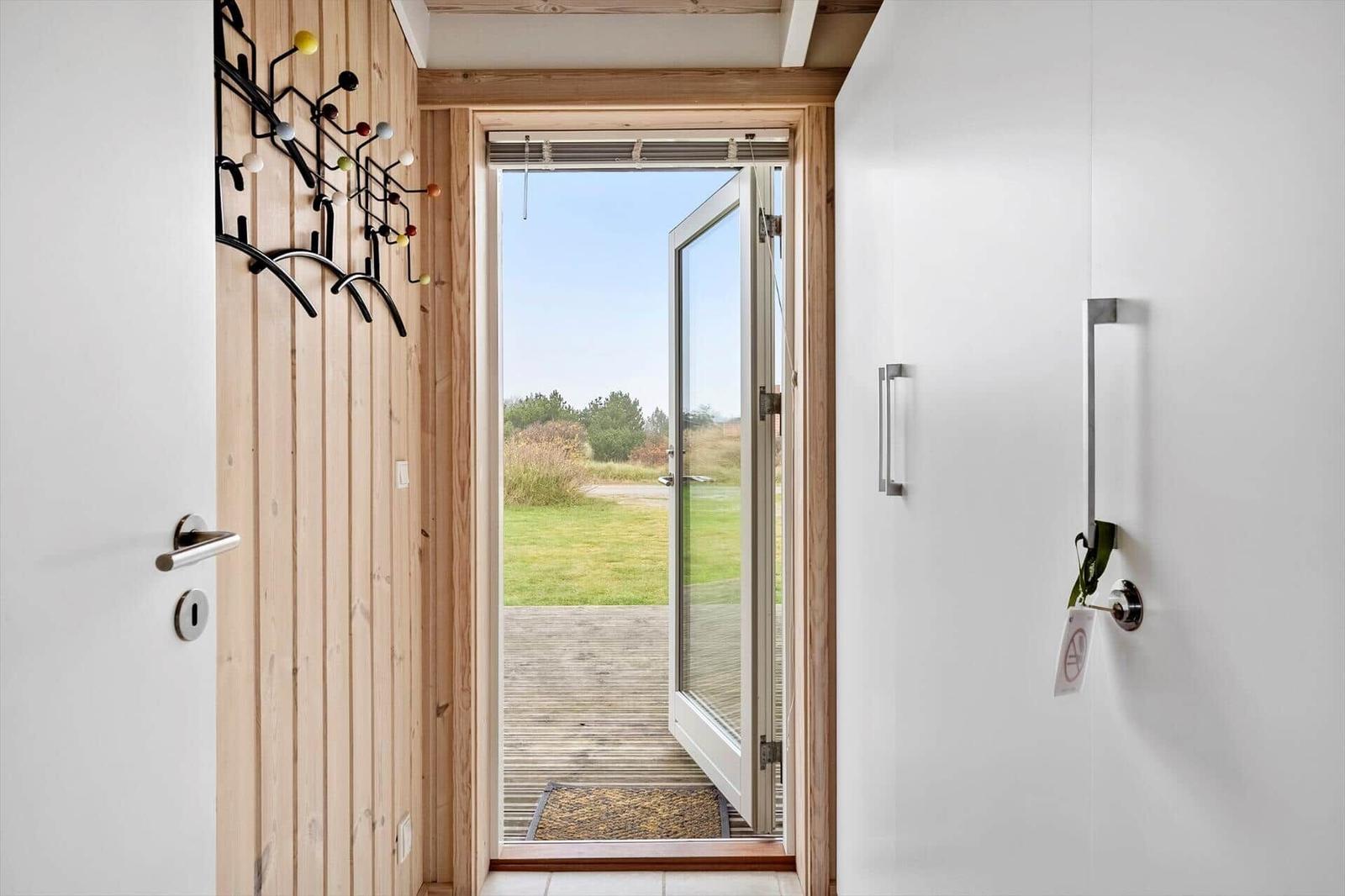 Eingang mit Holzwand und Glastür zum Garten