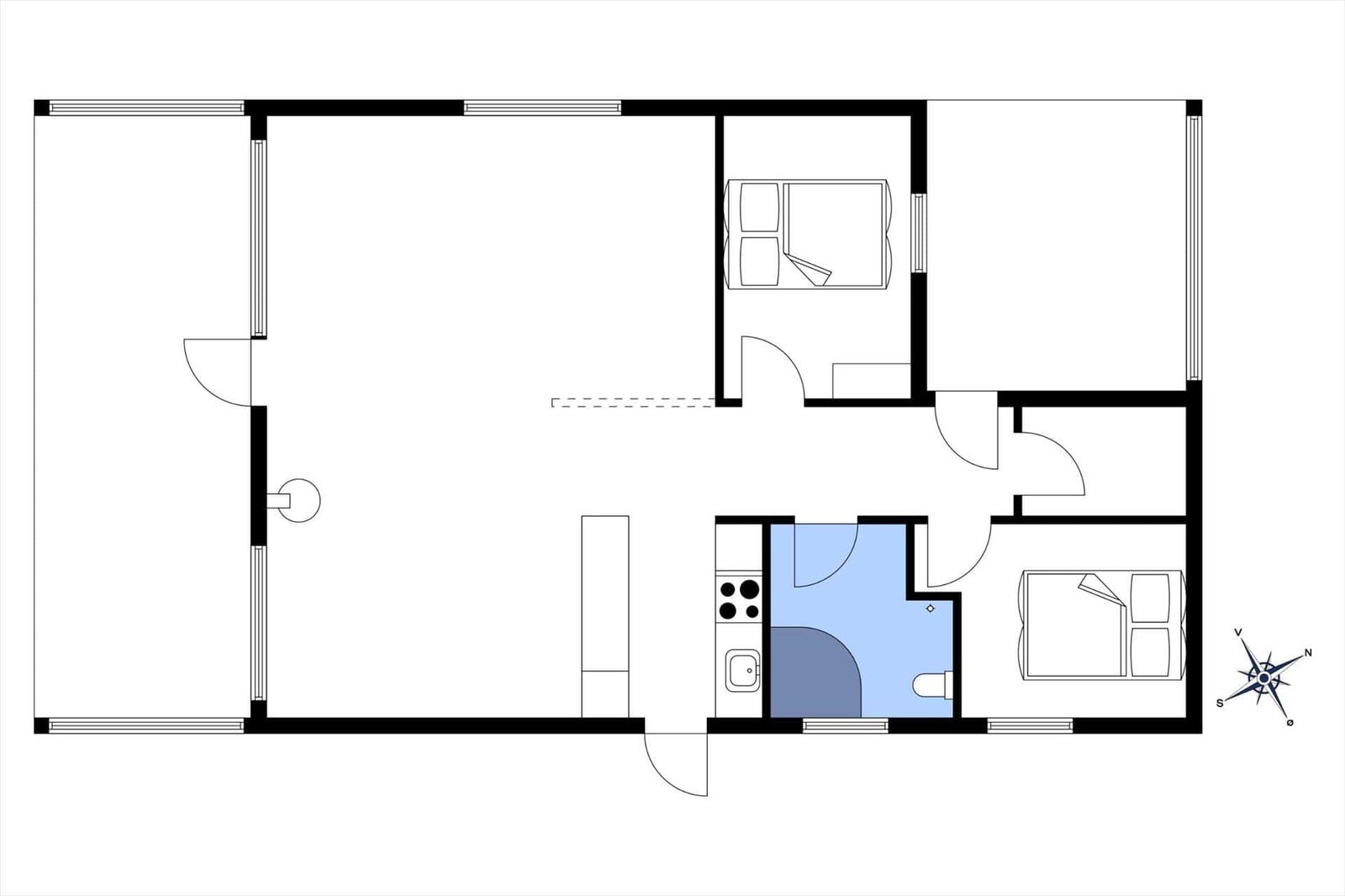 Zwei Schlafzimmer, Küche, Bad und Wohnbereich mit Kompass.