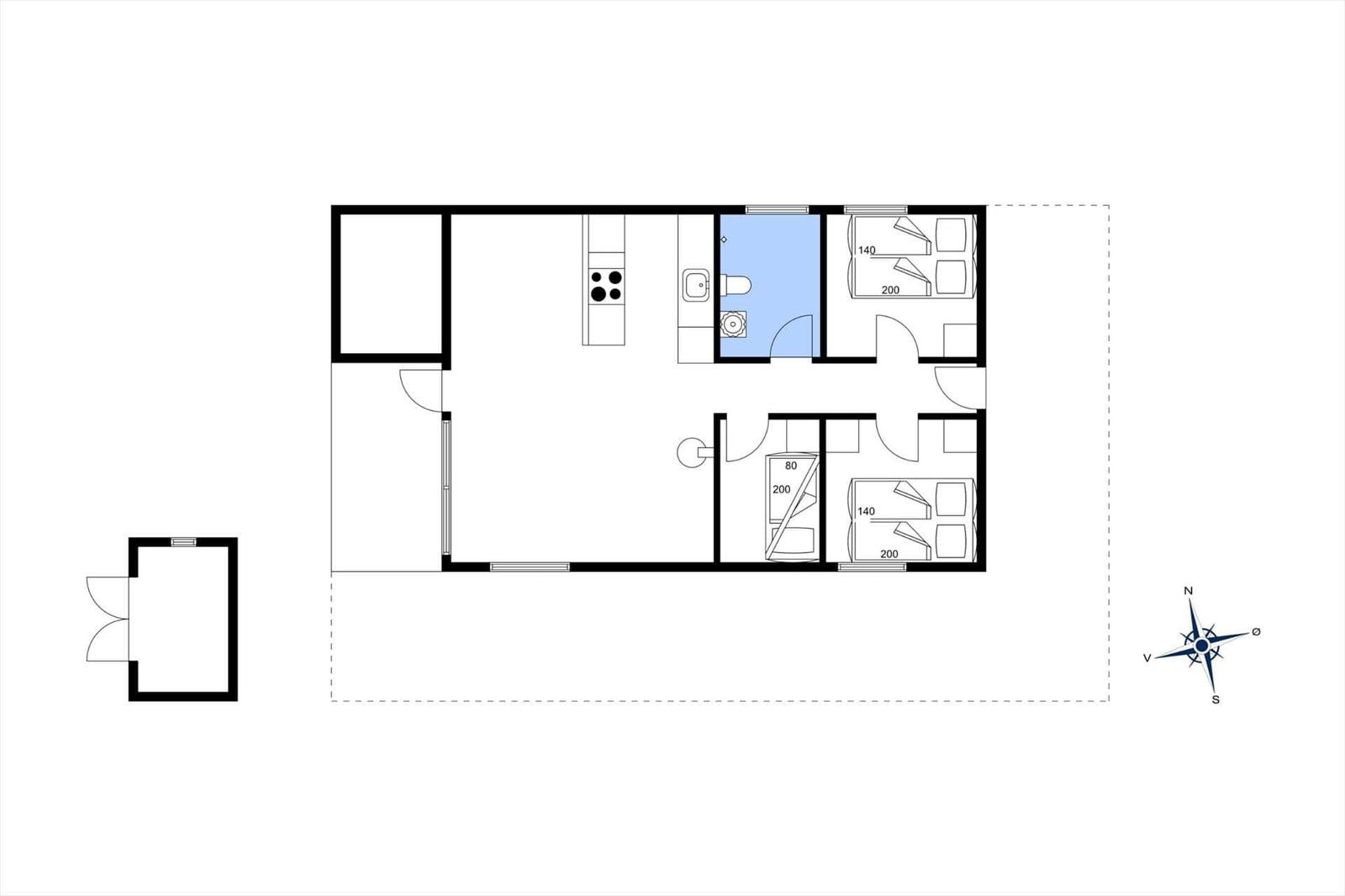 Zwei Schlafzimmer, Küche, Bad und Wohnbereich mit Kompass und Maßangaben.