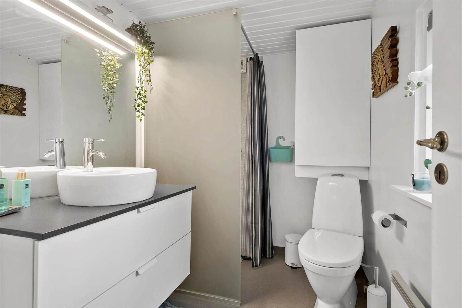 Badezimmer mit Waschbecken, Toilette und Dusche