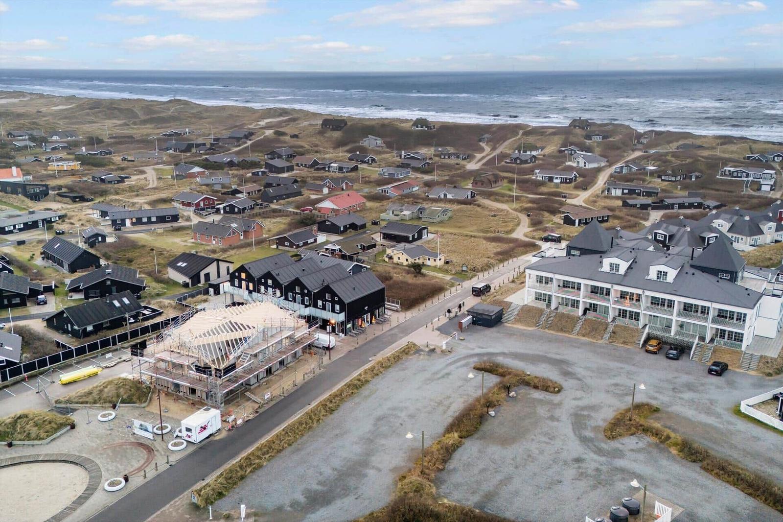 Aussicht auf Strandort mit Häusern und Bauarbeiten