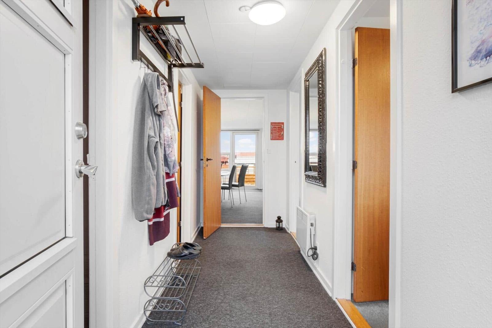 Flur mit Garderobe, Schuhschrank und Blick in Esszimmer.