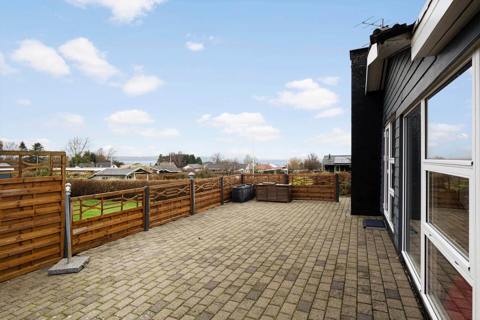Terrasse mit Holzgeländer und Blick auf die Umgebung.