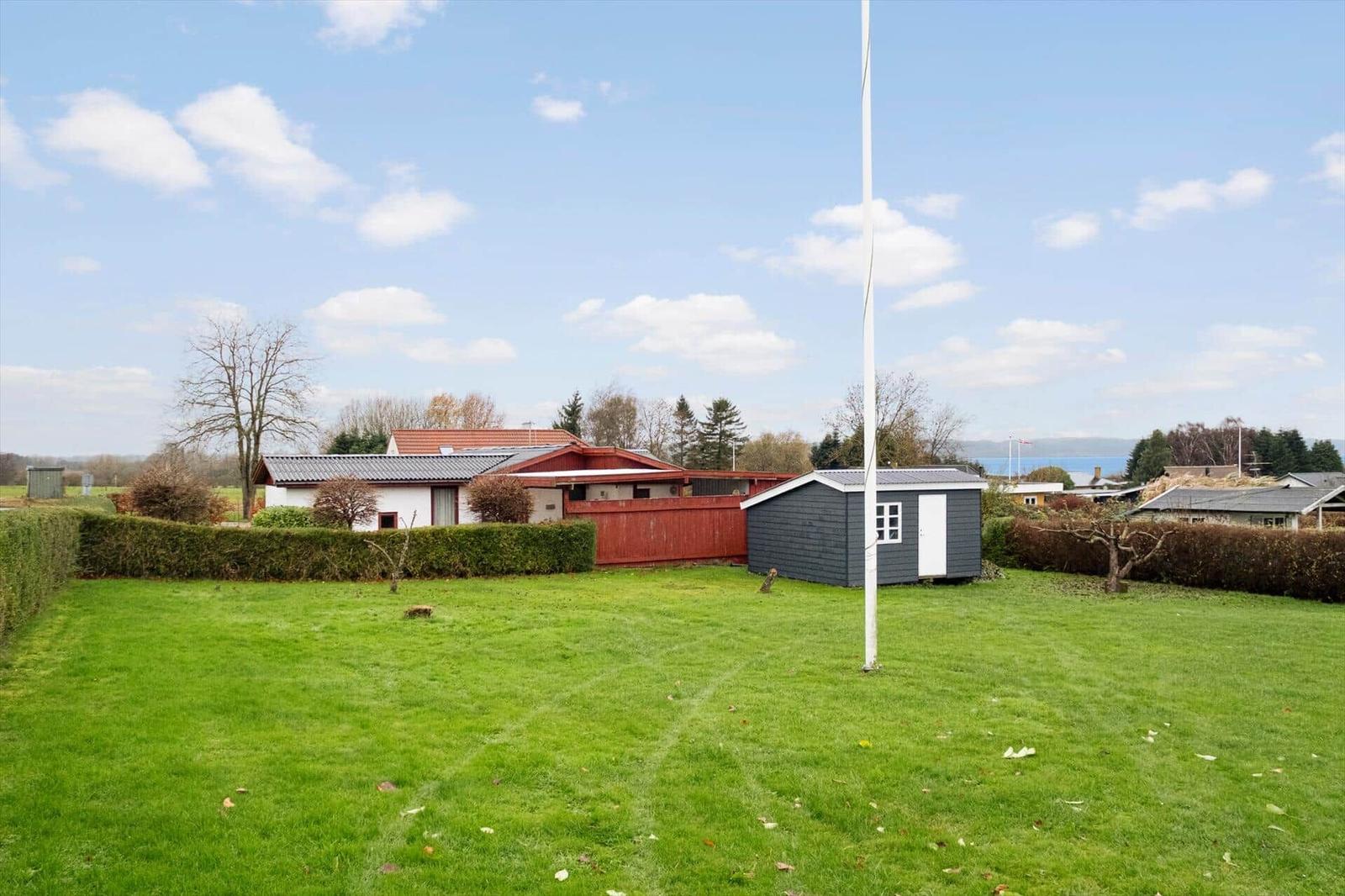 Haus mit Garten, Schuppen und Blick auf Wasser