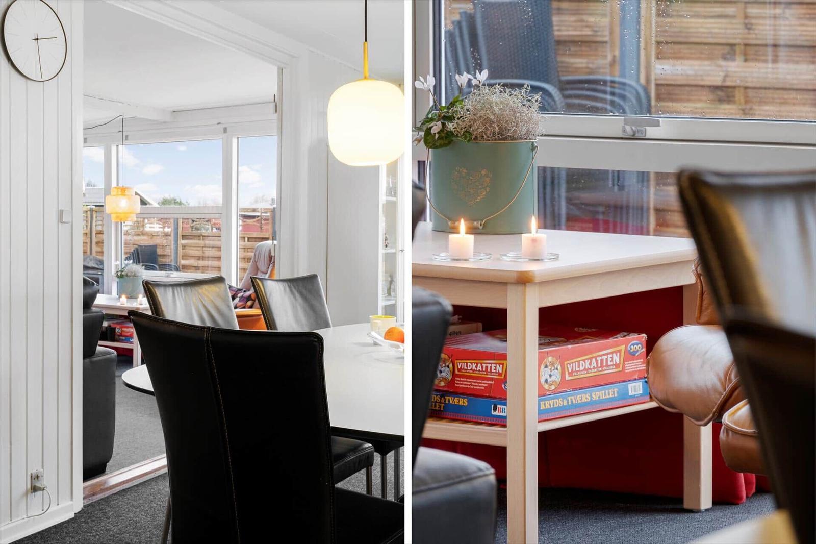 Essbereich mit Tisch und Stühlen. Fensterblick auf Terrasse. Tisch mit Kerzen und Spielzeug.